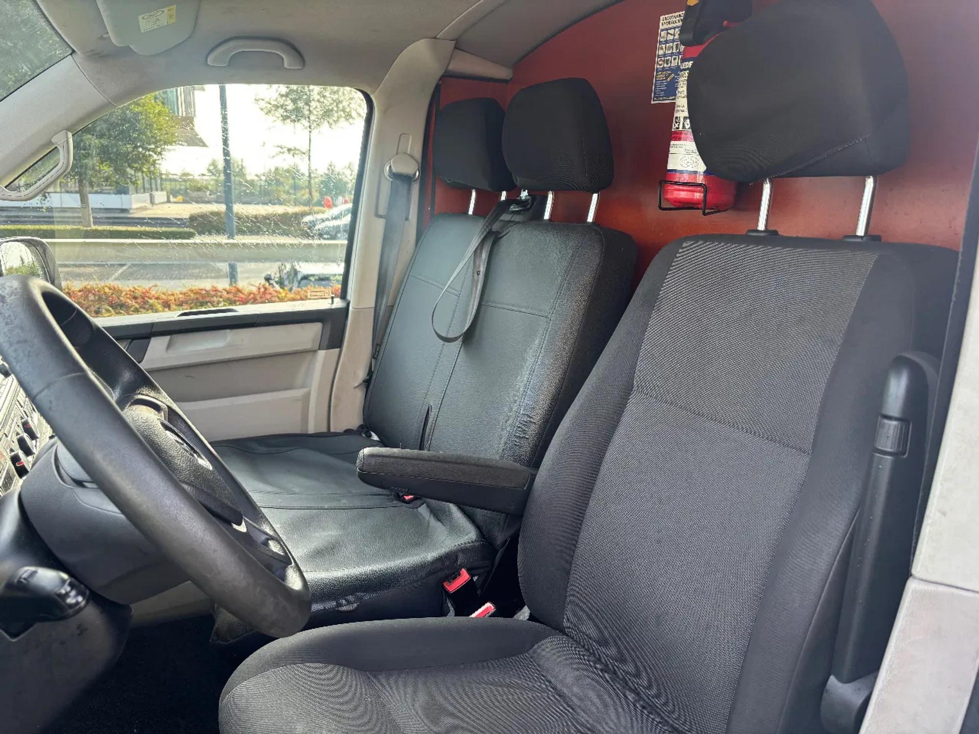 Foto 9 van Volkswagen 2.0TDI L2H1 Airco Navi Cruisecontrol Trekhaak EURO 6