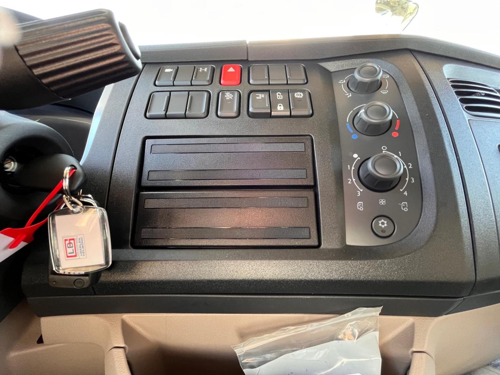 Foto 16 van DAF XB 260 FA ACC Bakwagen