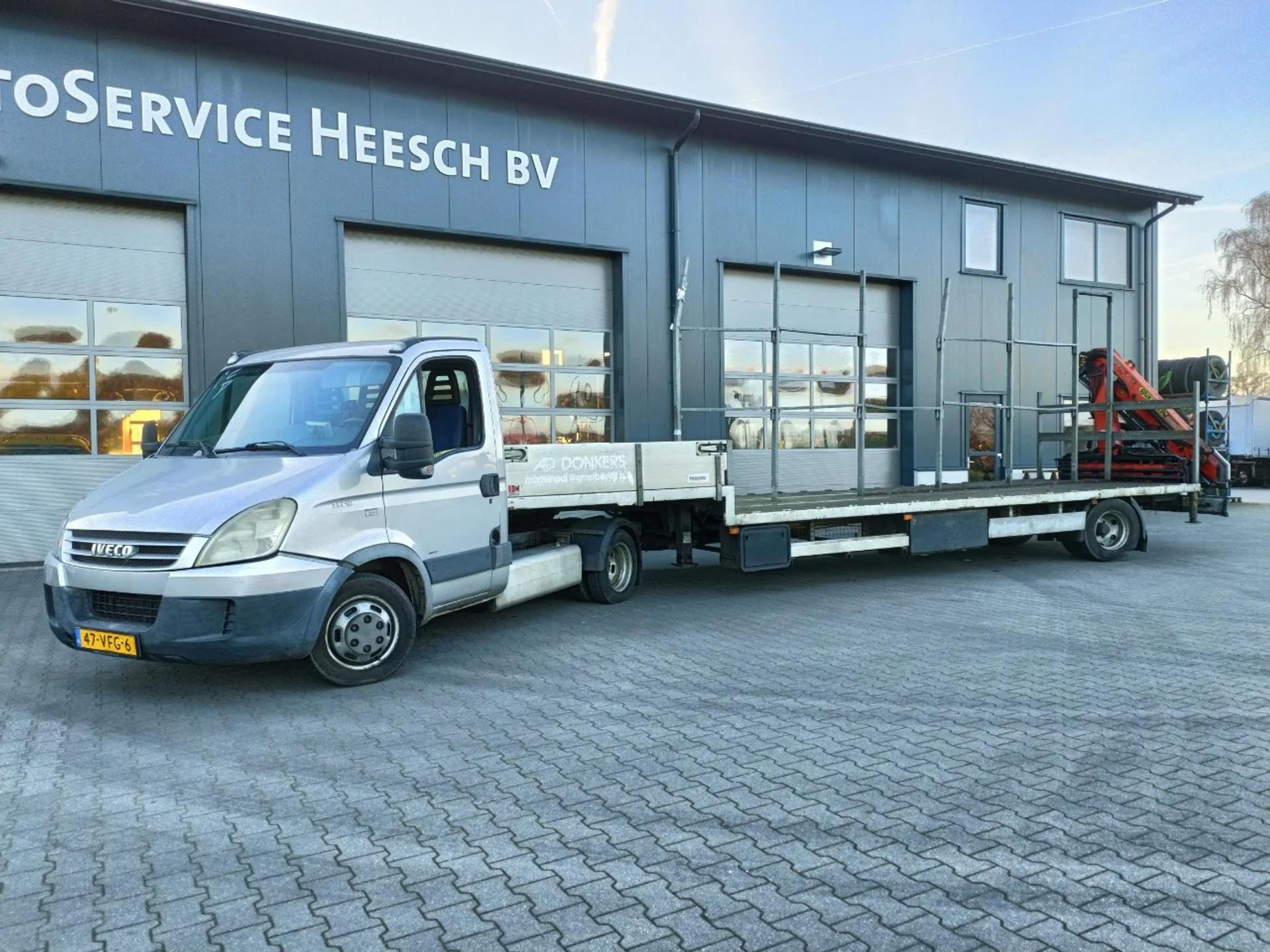 Foto 1 van Iveco Daily 35C18 BE COMBI - GESTUURDE OPLEGGER - PALFINGER KRAAN 4.5T RADIOGRAFISCH