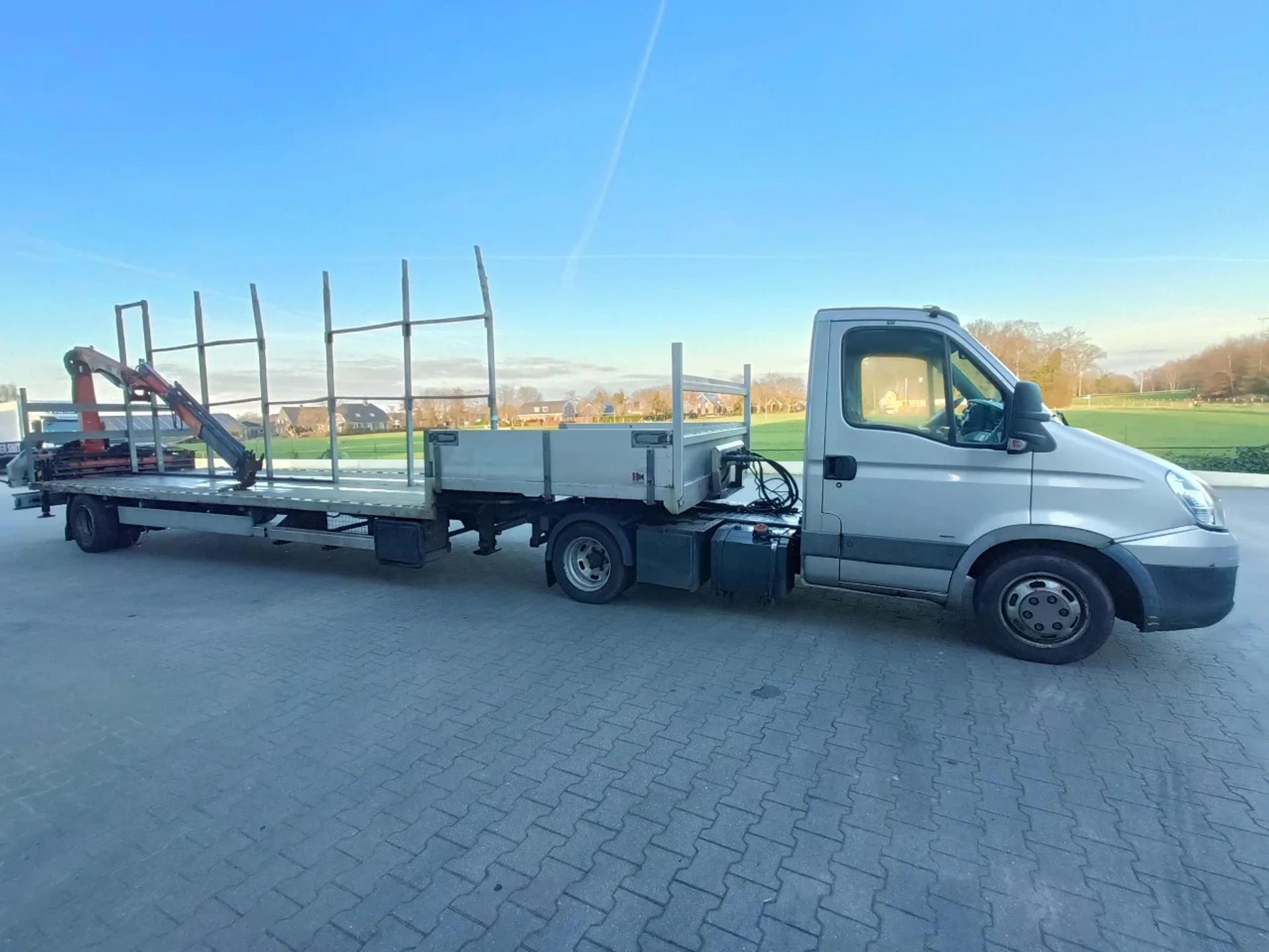 Foto 10 van Iveco Daily 35C18 BE COMBI - GESTUURDE OPLEGGER - PALFINGER KRAAN 4.5T RADIOGRAFISCH