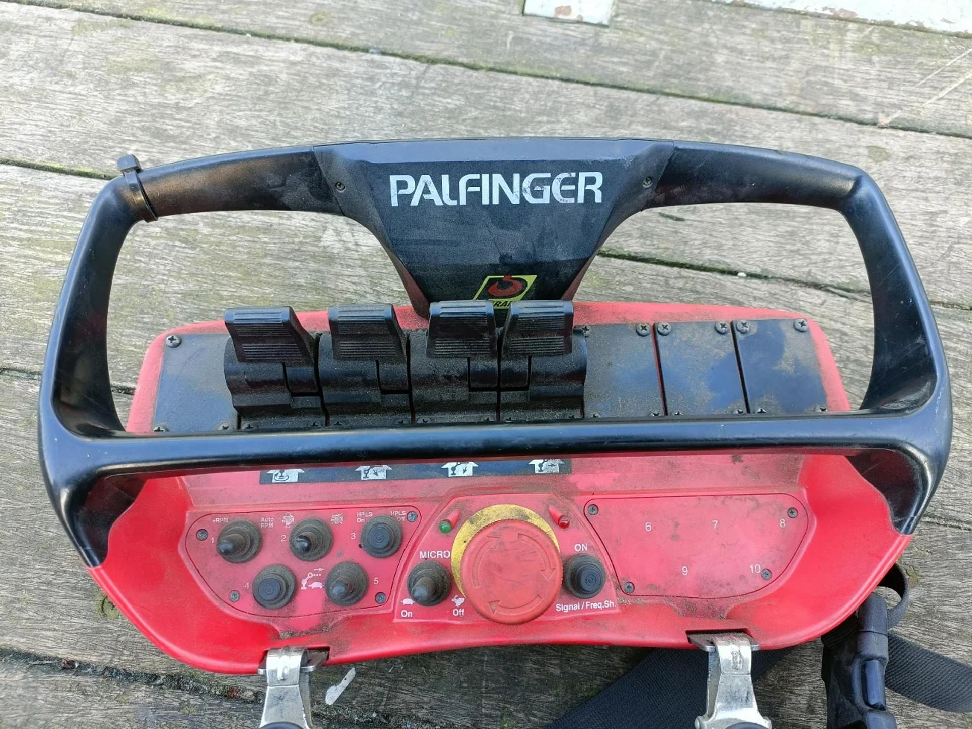 Foto 14 van Iveco Daily 35C18 BE COMBI - GESTUURDE OPLEGGER - PALFINGER KRAAN 4.5T RADIOGRAFISCH