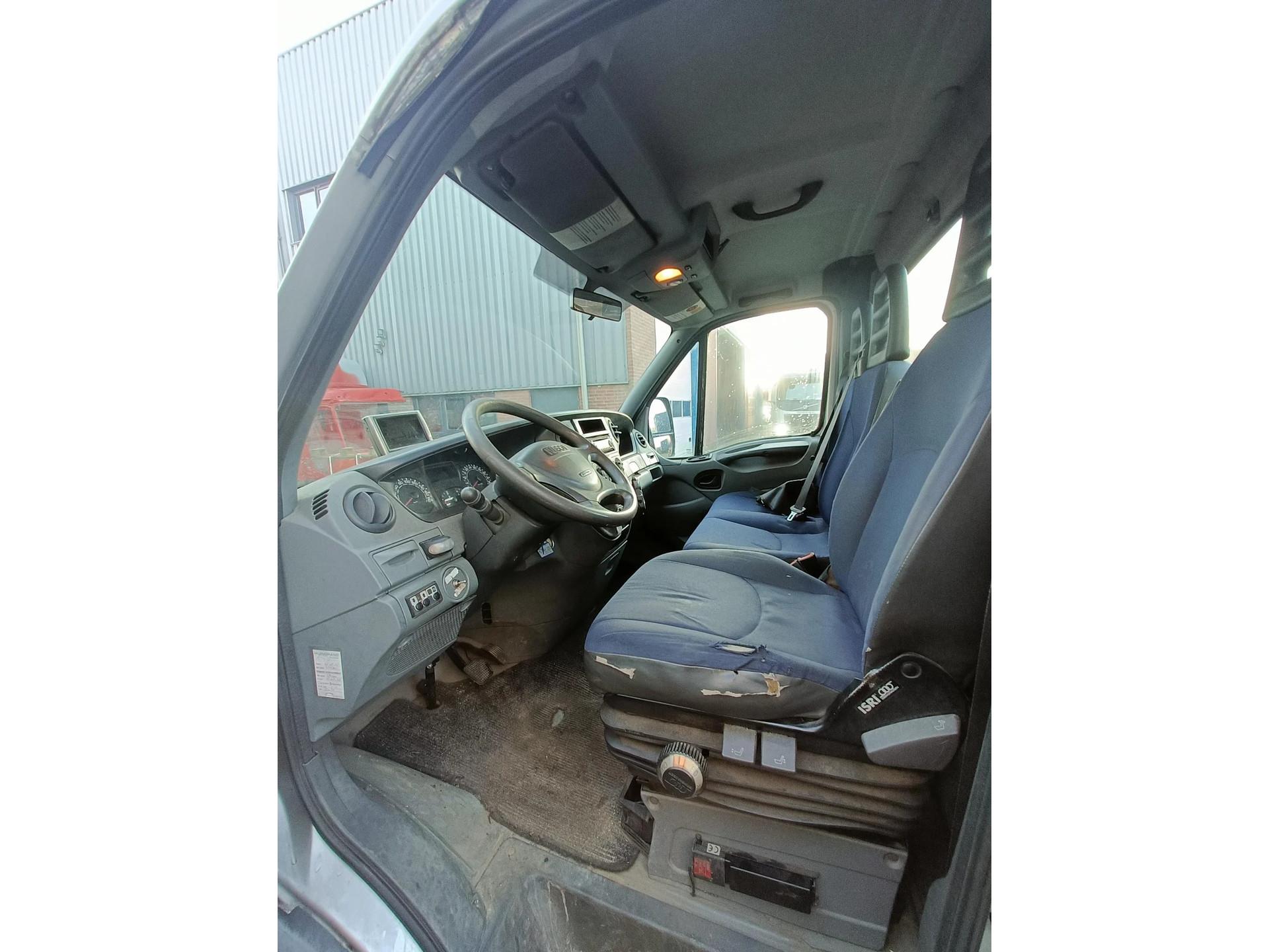 Foto 18 van Iveco Daily 35C18 BE COMBI - GESTUURDE OPLEGGER - PALFINGER KRAAN 4.5T RADIOGRAFISCH