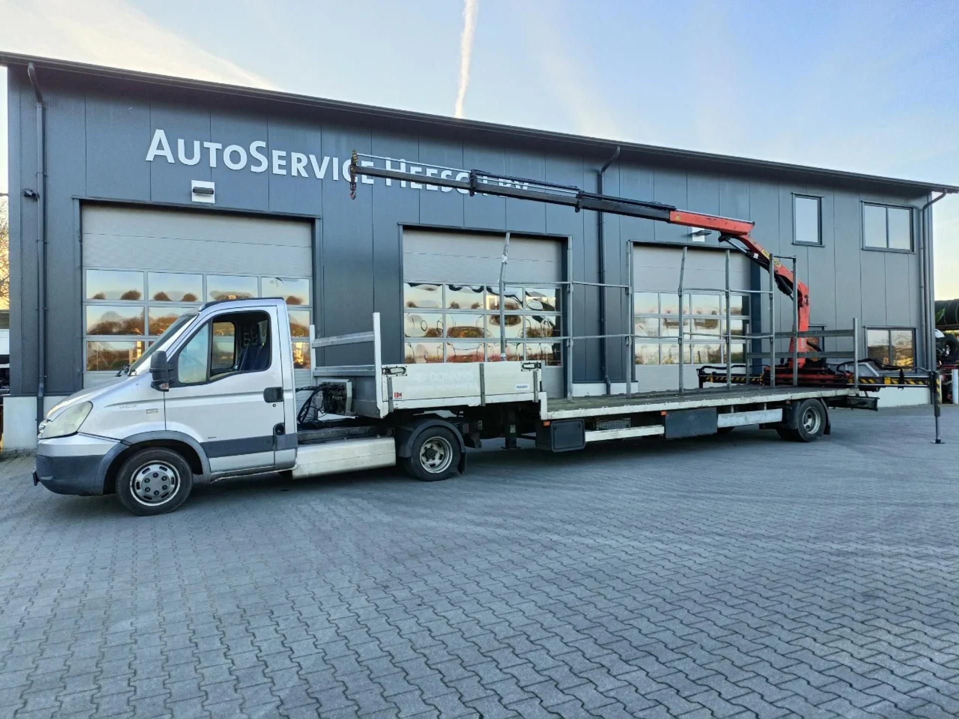 Foto 2 van Iveco Daily 35C18 BE COMBI - GESTUURDE OPLEGGER - PALFINGER KRAAN 4.5T RADIOGRAFISCH