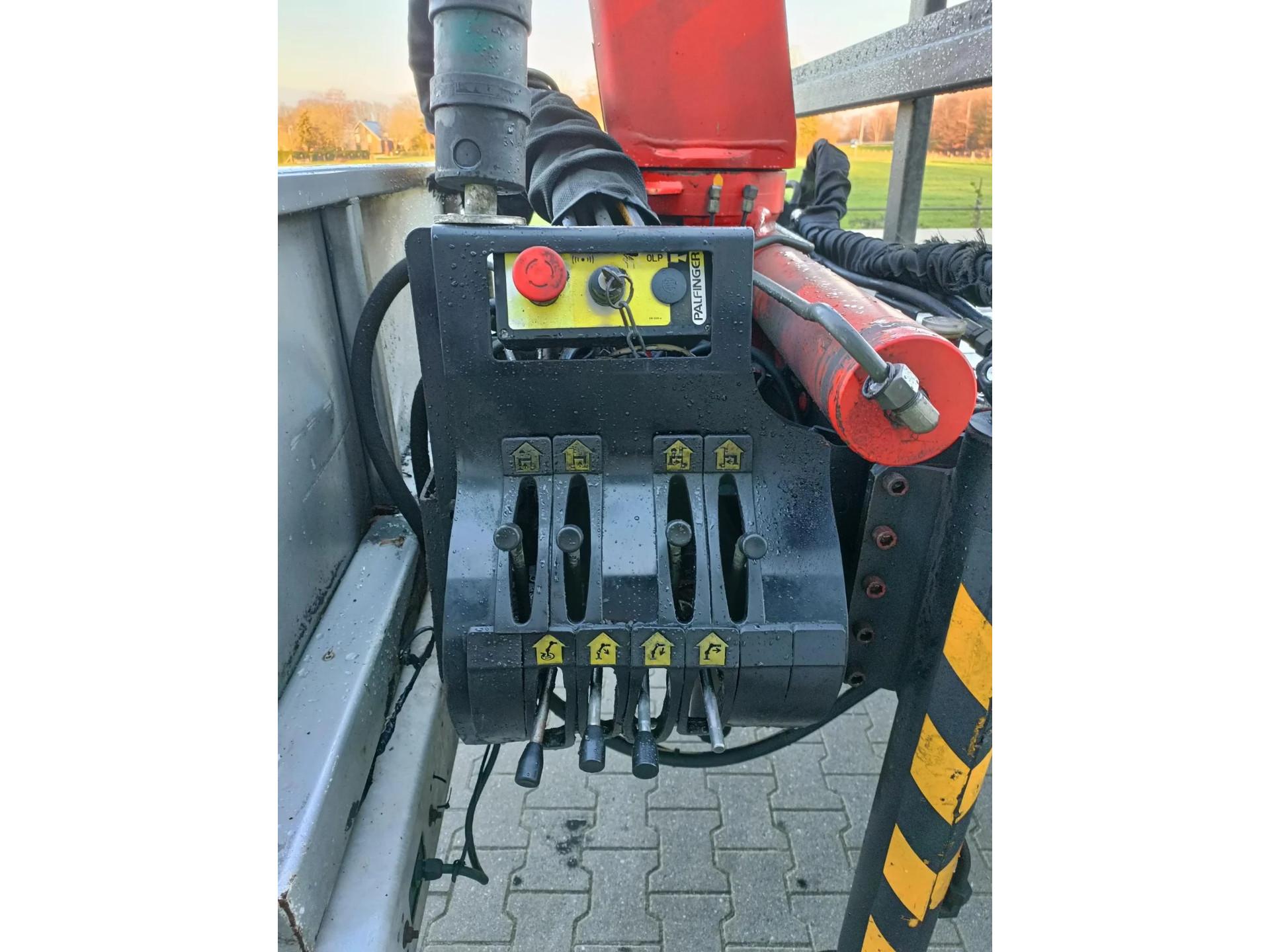 Foto 23 van Iveco Daily 35C18 BE COMBI - GESTUURDE OPLEGGER - PALFINGER KRAAN 4.5T RADIOGRAFISCH