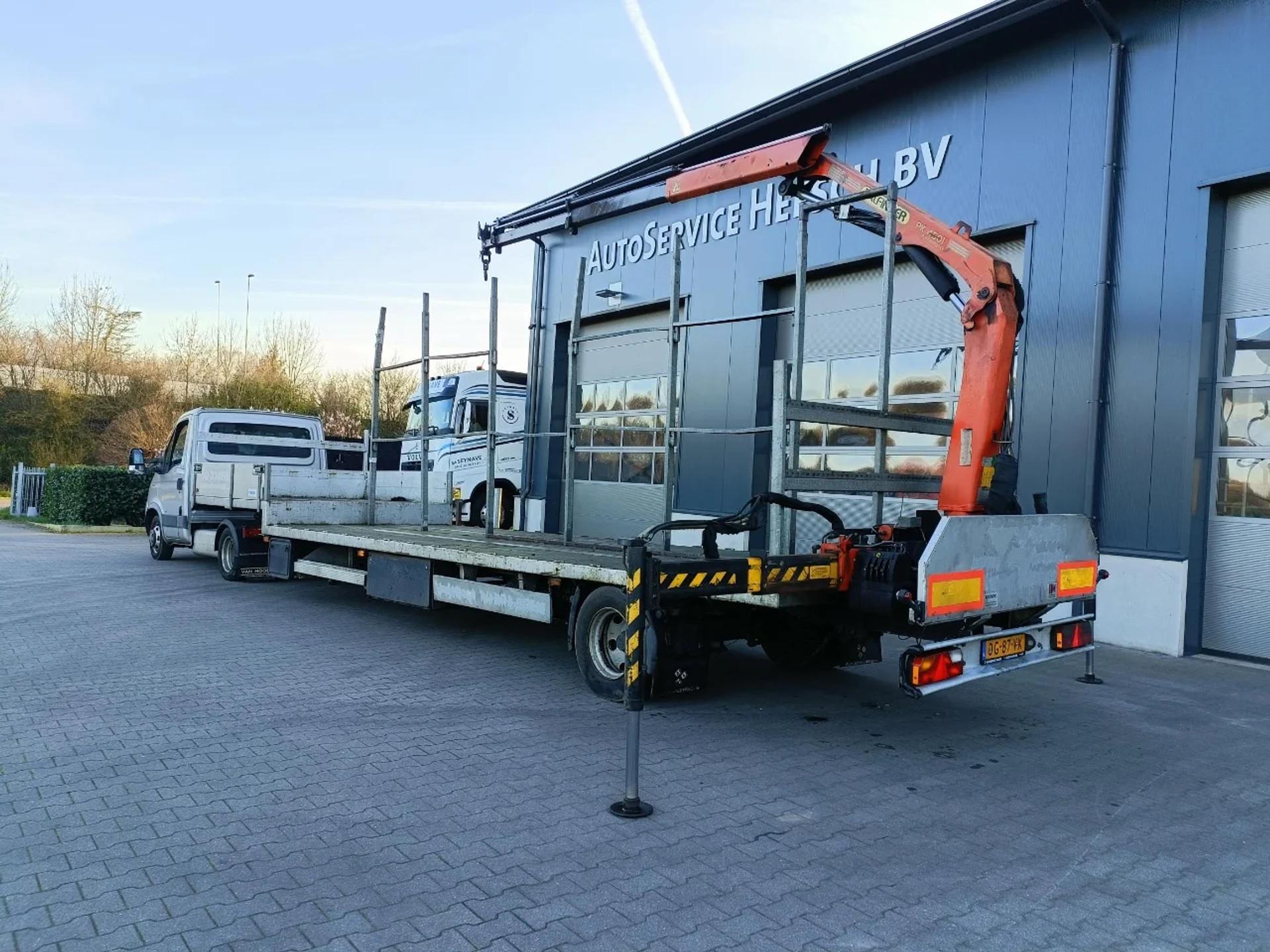 Foto 3 van Iveco Daily 35C18 BE COMBI - GESTUURDE OPLEGGER - PALFINGER KRAAN 4.5T RADIOGRAFISCH