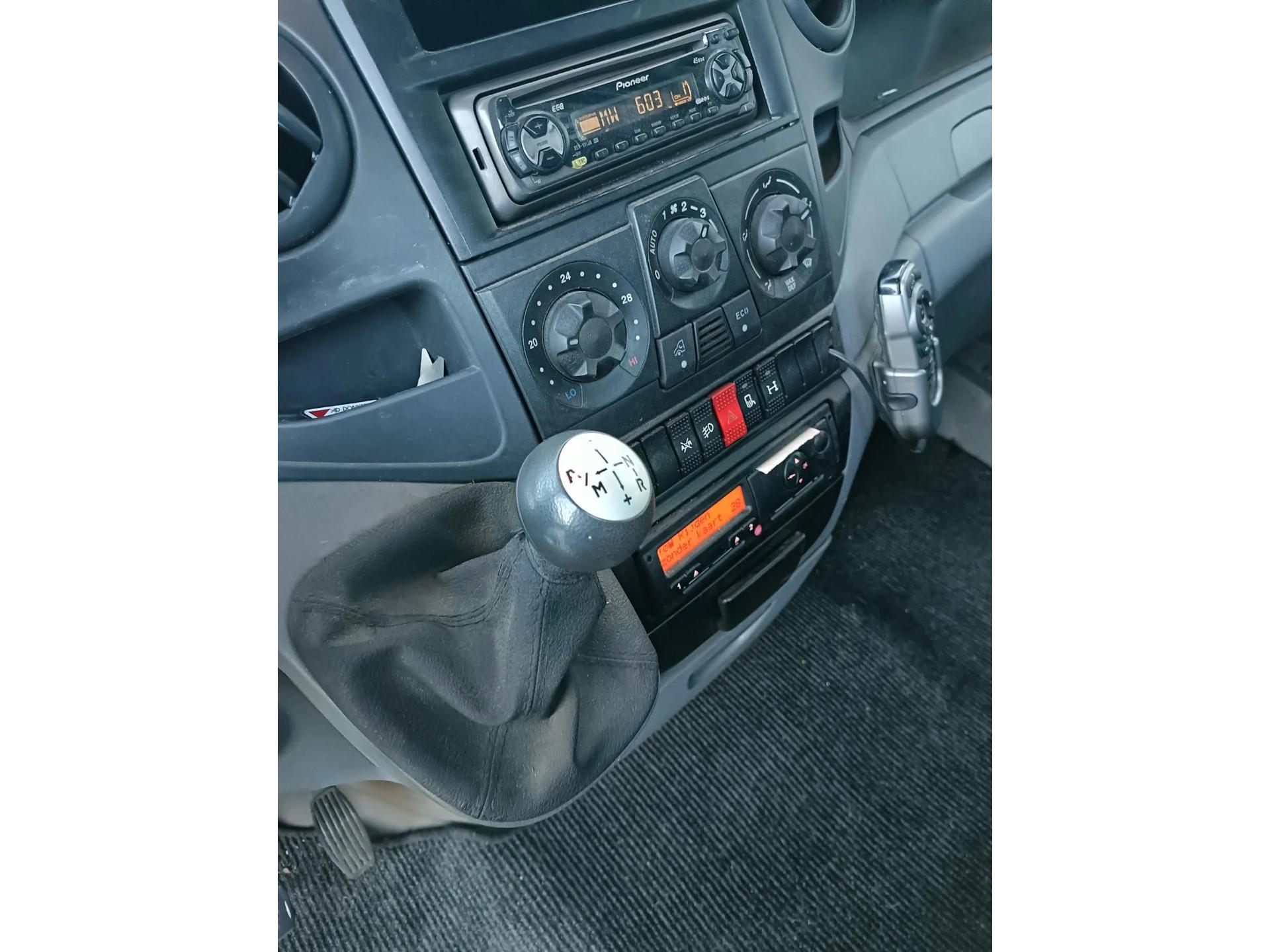 Foto 30 van Iveco Daily 35C18 BE COMBI - GESTUURDE OPLEGGER - PALFINGER KRAAN 4.5T RADIOGRAFISCH