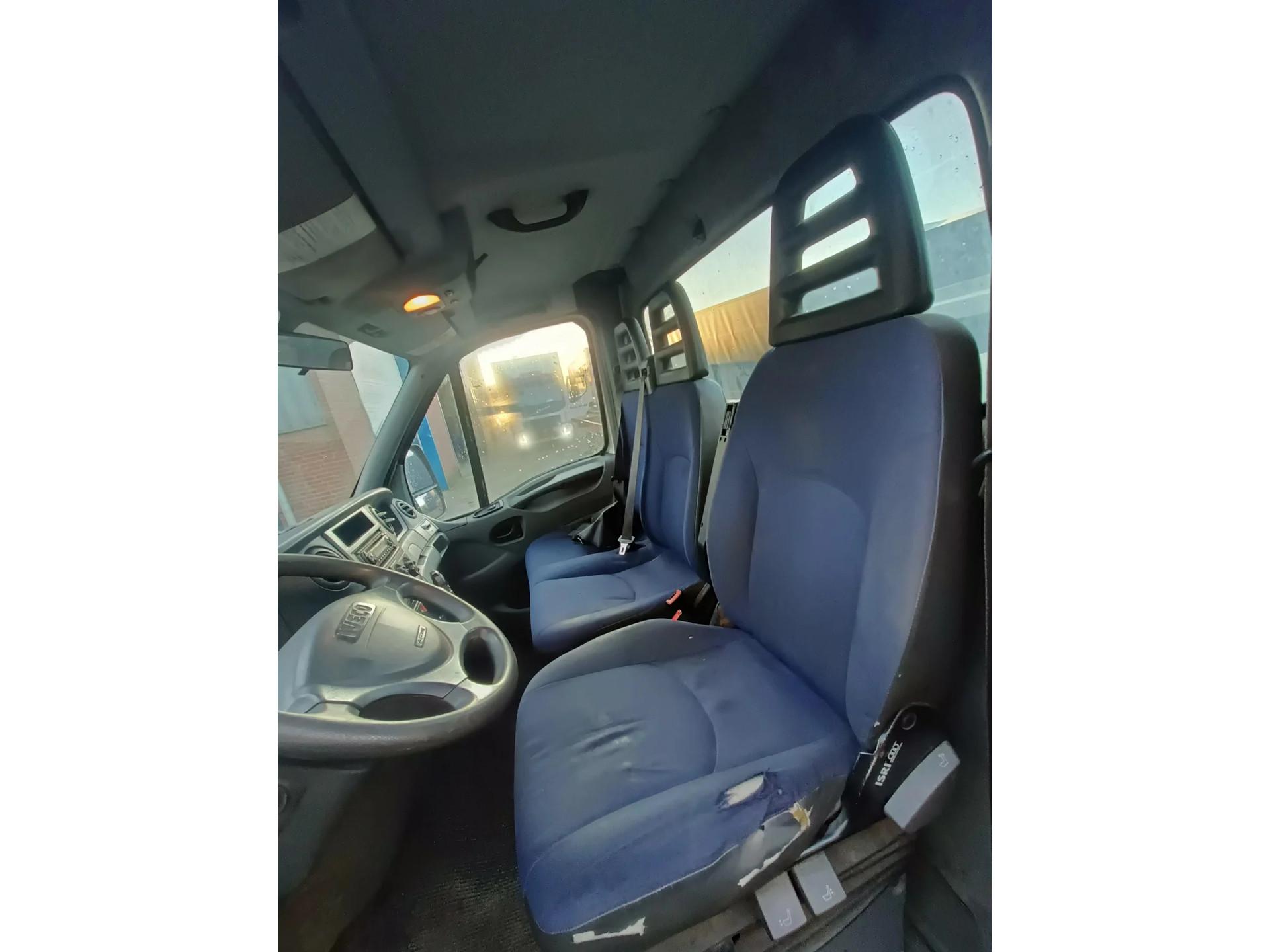 Foto 36 van Iveco Daily 35C18 BE COMBI - GESTUURDE OPLEGGER - PALFINGER KRAAN 4.5T RADIOGRAFISCH