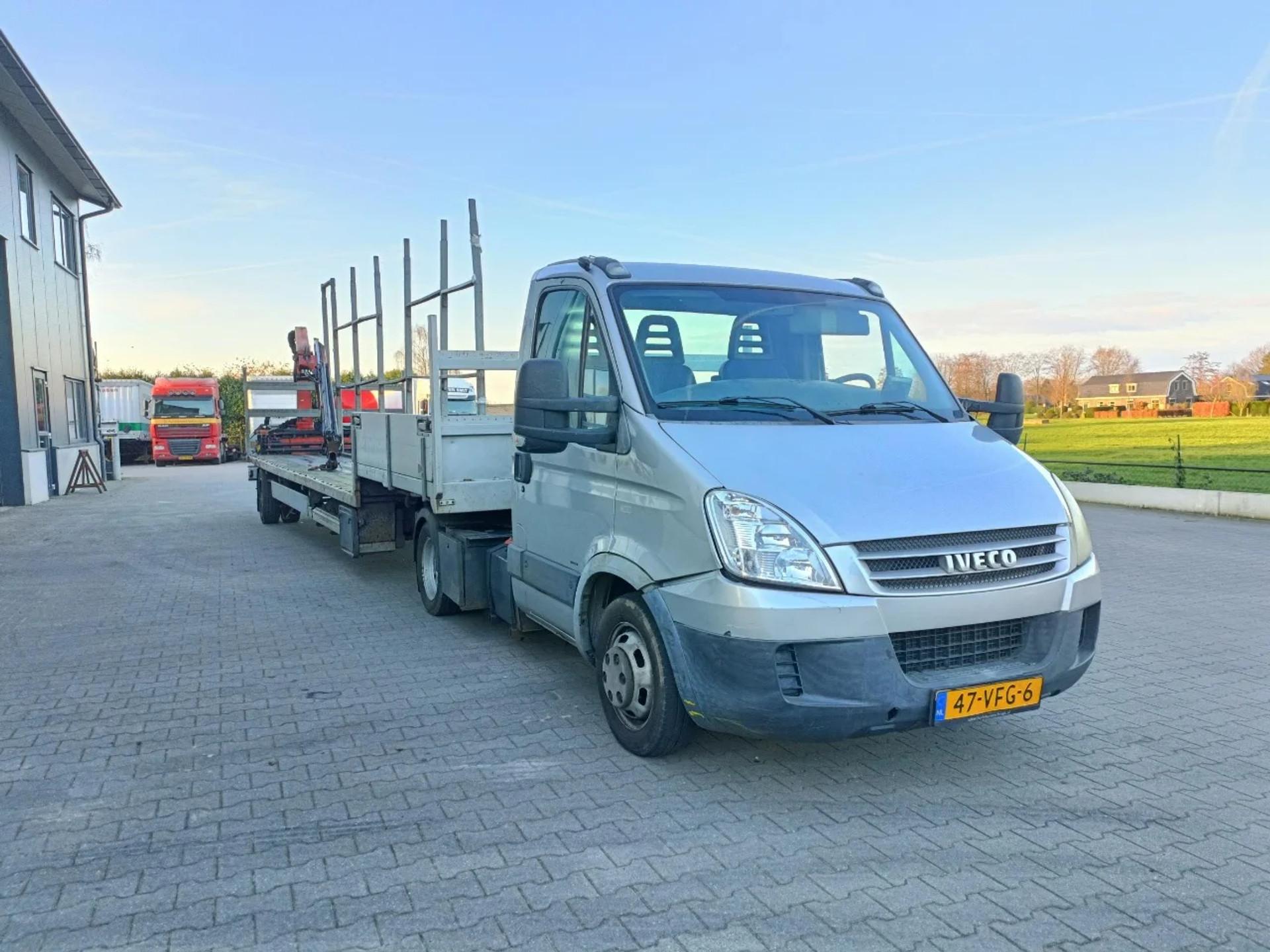 Foto 4 van Iveco Daily 35C18 BE COMBI - GESTUURDE OPLEGGER - PALFINGER KRAAN 4.5T RADIOGRAFISCH