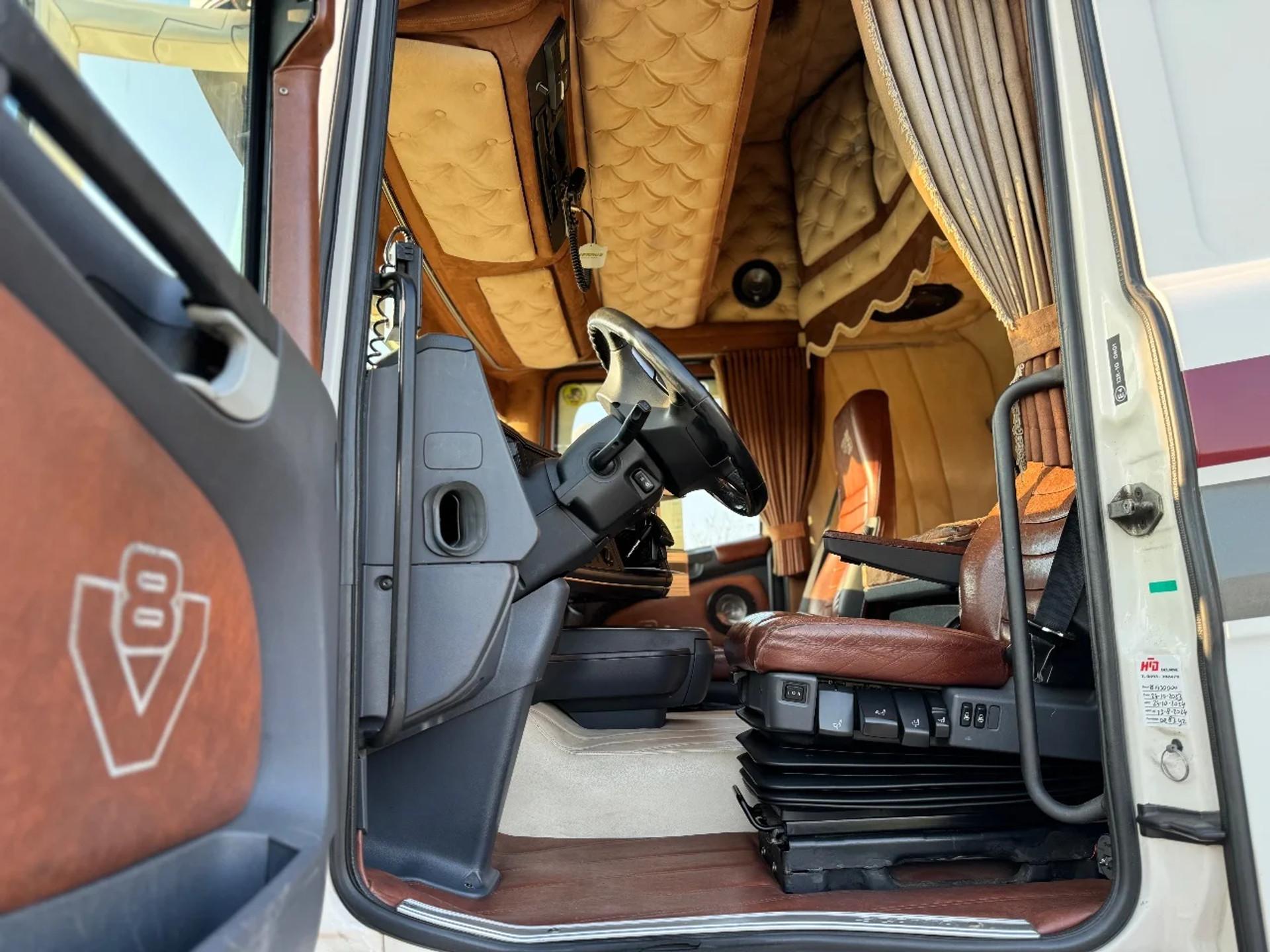 Foto 13 van Scania R500 V8 SHOWTRUCK, FULL AIR, SPECIAL INTERIOR, FULL FULL!