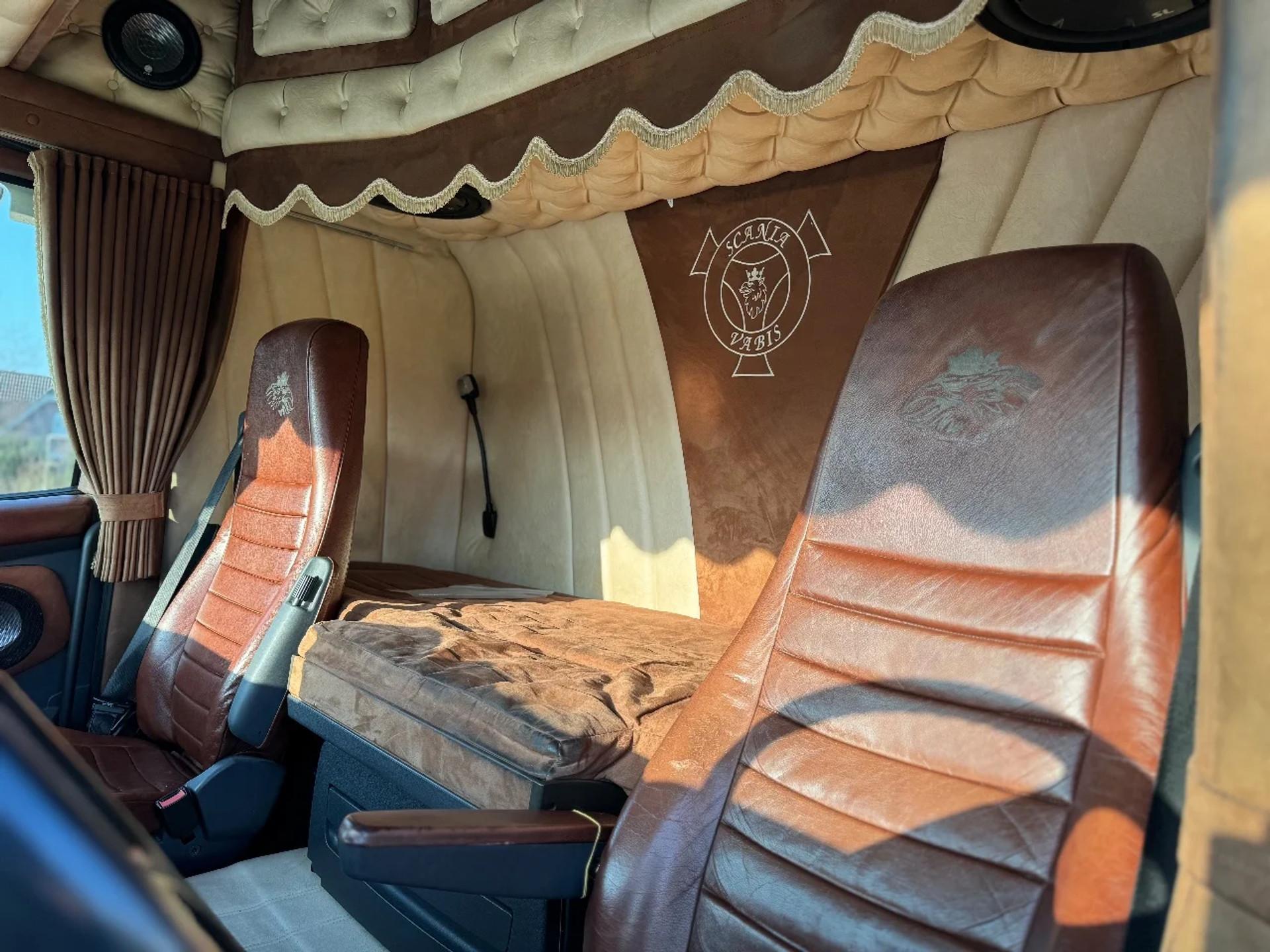 Foto 14 van Scania R500 V8 SHOWTRUCK, FULL AIR, SPECIAL INTERIOR, FULL FULL!