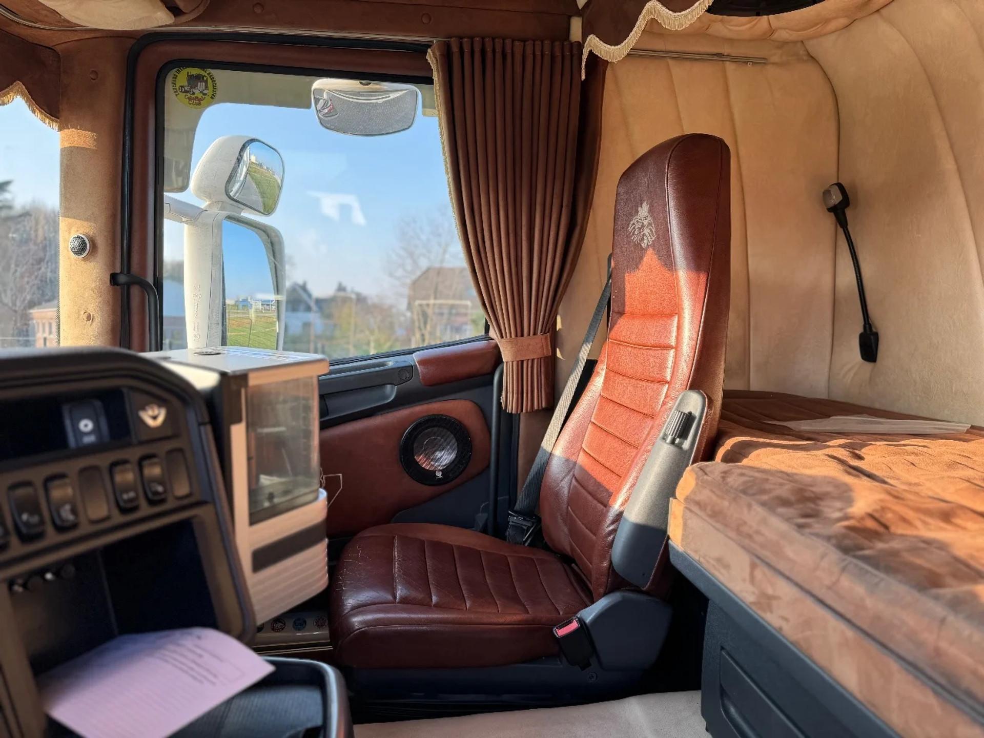 Foto 16 van Scania R500 V8 SHOWTRUCK, FULL AIR, SPECIAL INTERIOR, FULL FULL!