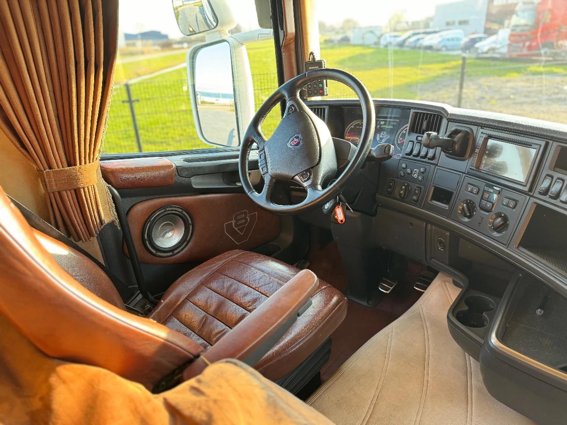 Foto 19 van Scania R500 V8 SHOWTRUCK, FULL AIR, SPECIAL INTERIOR, FULL FULL!