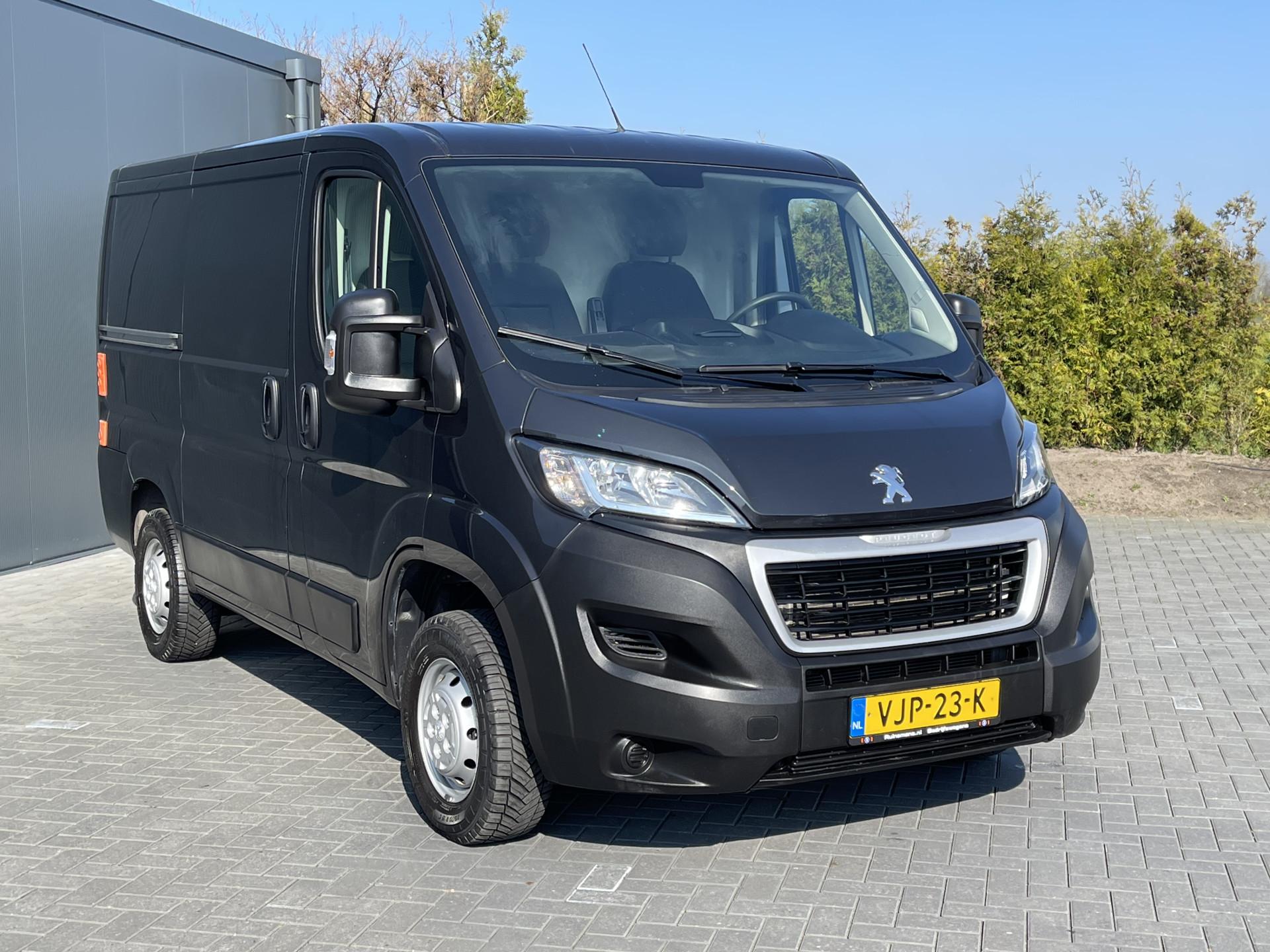 Foto 4 van Peugeot Boxer 2.2 BlueHDi 120 PK / L1H1 / DHOLLANDIA HYDR. LAADKLEP / CAMERA / AIRCO / CRUISE / NAVI