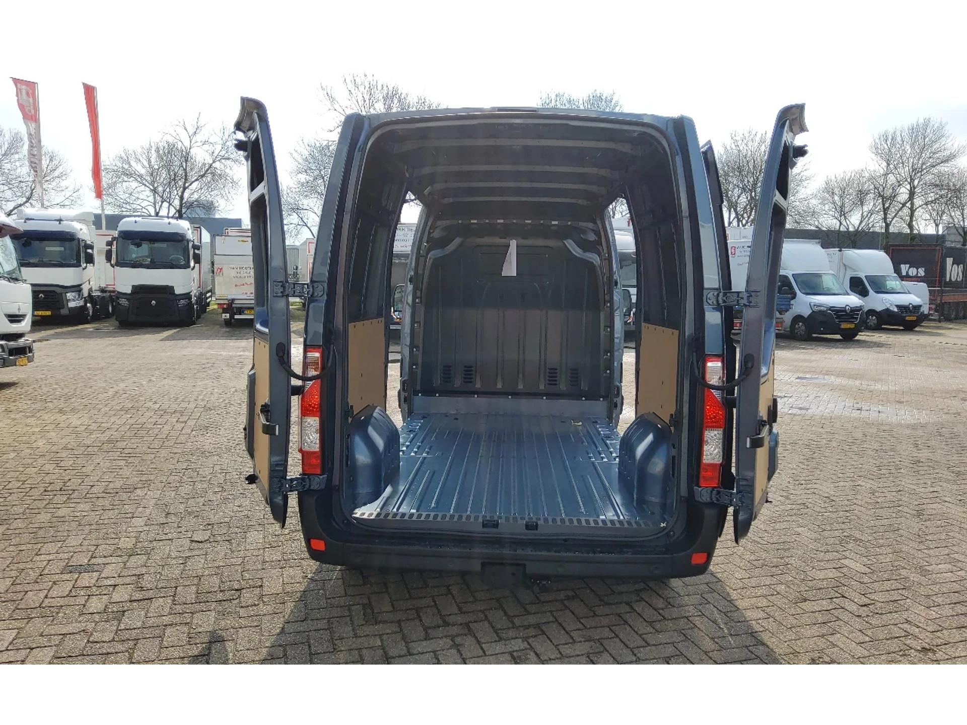 Foto 2 van Renault Master 180.35 EURO 6 L2H2 GESLOTEN METALLIC BLAUW-GRIJS