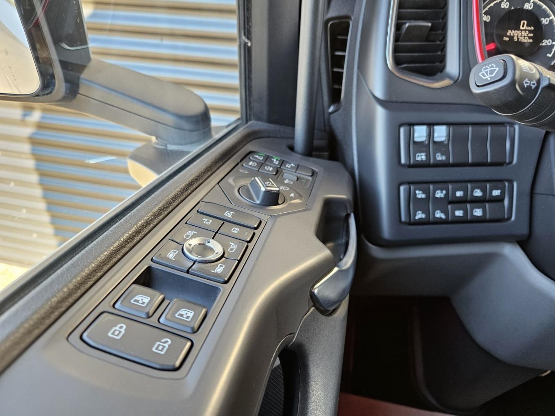 Foto 13 van Scania S650 6x4 / FULL AIR / RETARDER / 220 dkm!