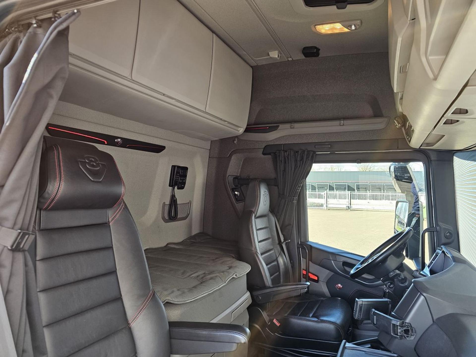 Foto 8 van Scania S650 6x4 / FULL AIR / RETARDER / 220 dkm!