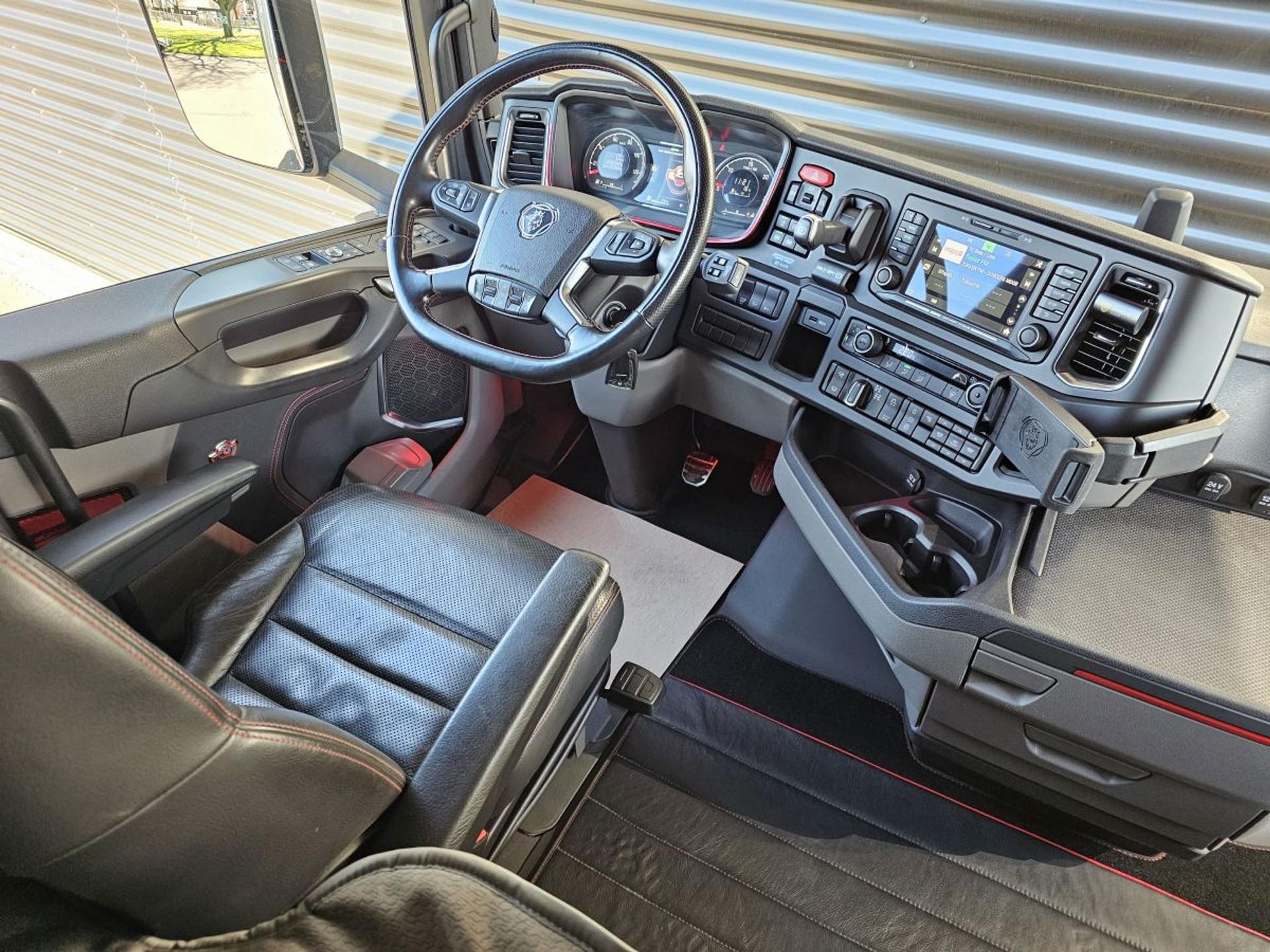 Foto 9 van Scania S650 6x4 / FULL AIR / RETARDER / 220 dkm!