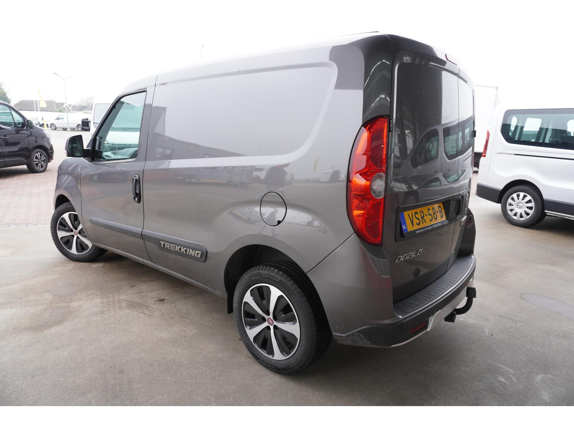 Foto 6 van Fiat Dobló Cargo 1.6 MJ 105PK L1H1 S Trekking