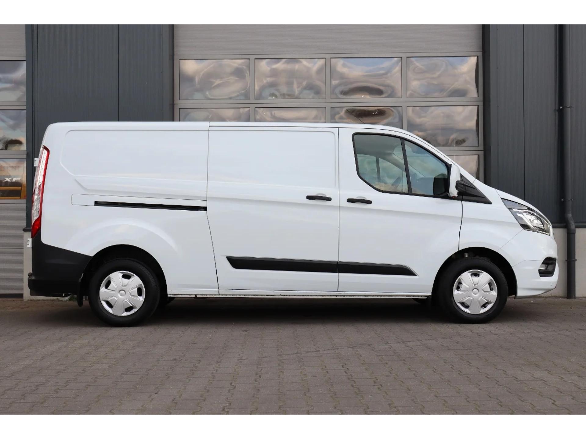 Foto 10 van Ford Transit Custom 2.0 TDCi 130PK L2H1 l Airco l Navi l Trekhaak l Cruise Control