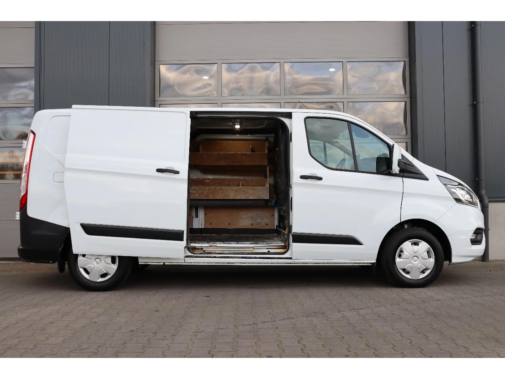 Foto 11 van Ford Transit Custom 2.0 TDCi 130PK L2H1 l Airco l Navi l Trekhaak l Cruise Control