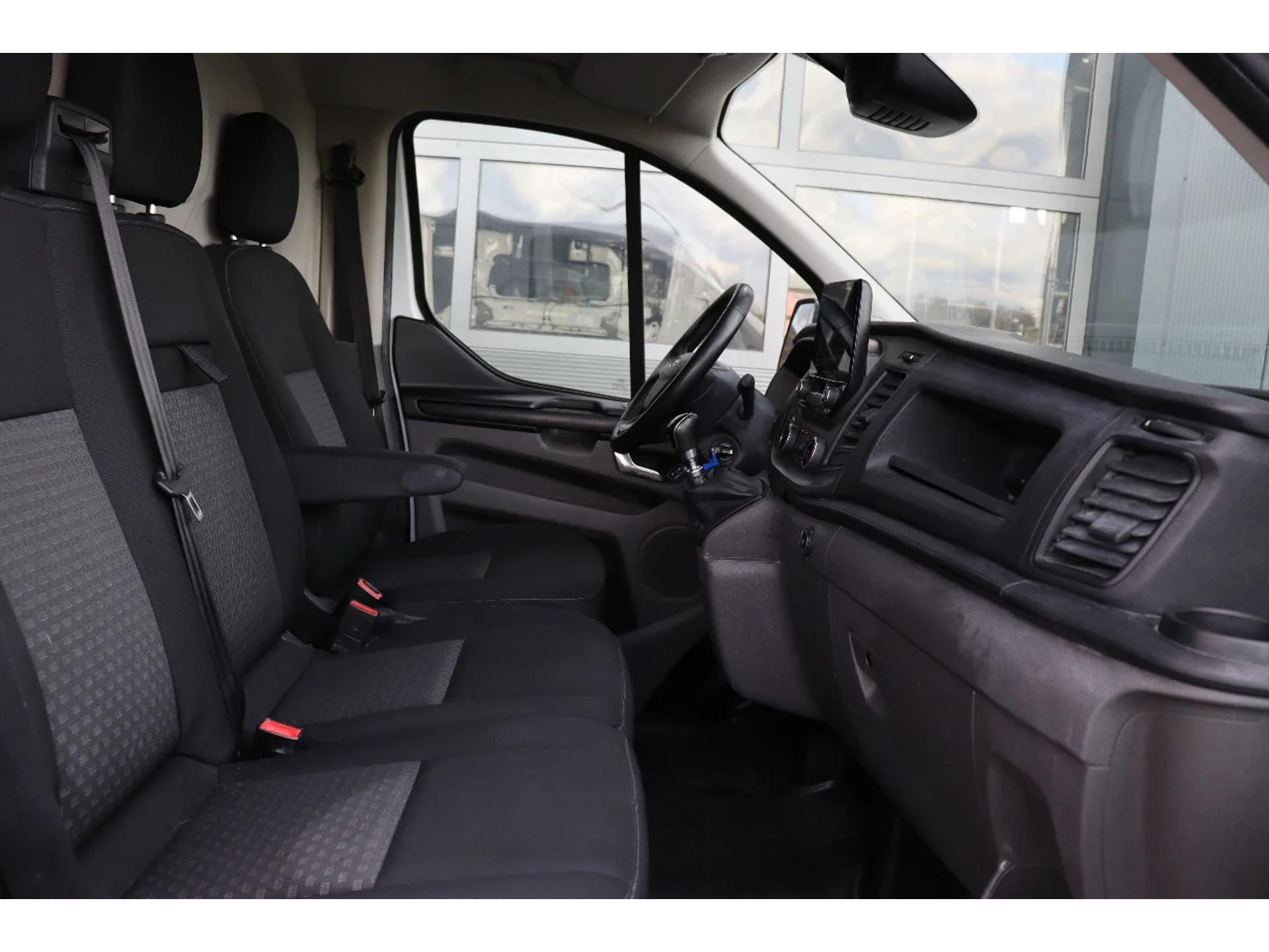 Foto 15 van Ford Transit Custom 2.0 TDCi 130PK L2H1 l Airco l Navi l Trekhaak l Cruise Control