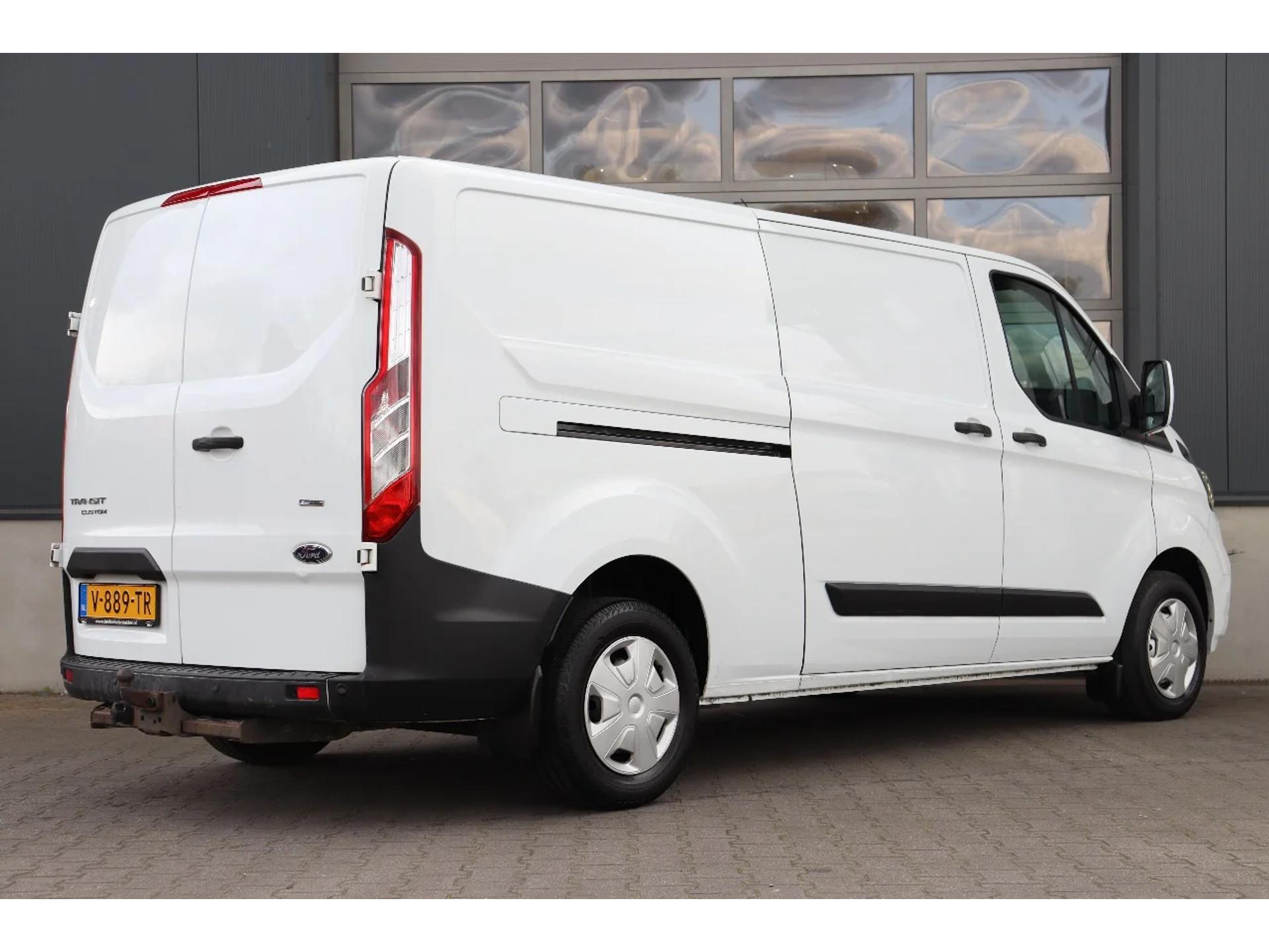 Foto 3 van Ford Transit Custom 2.0 TDCi 130PK L2H1 l Airco l Navi l Trekhaak l Cruise Control