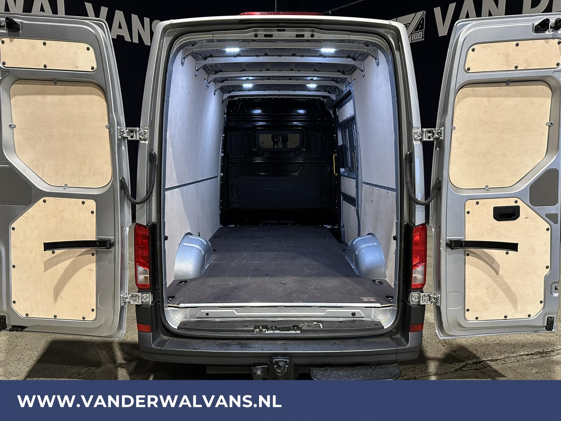 Foto 3 van Volkswagen Crafter 2.0 TDI 177pk 3500kg Trekhaak L3H3 L2H2 Euro6 Achterwiel aandrijving Airco | Navigatie