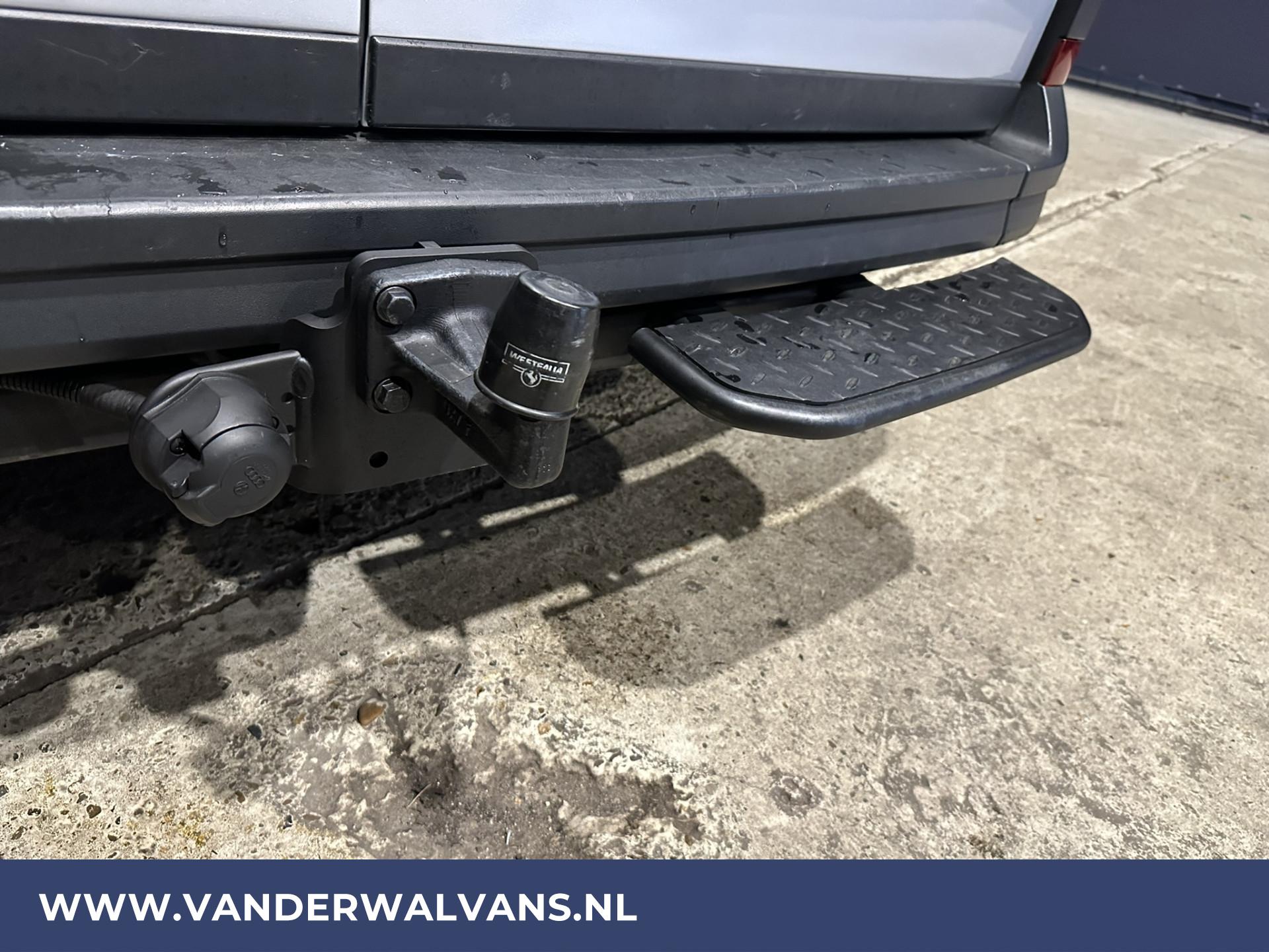 Foto 5 van Volkswagen Crafter 2.0 TDI 177pk 3500kg Trekhaak L3H3 L2H2 Euro6 Achterwiel aandrijving Airco | Navigatie