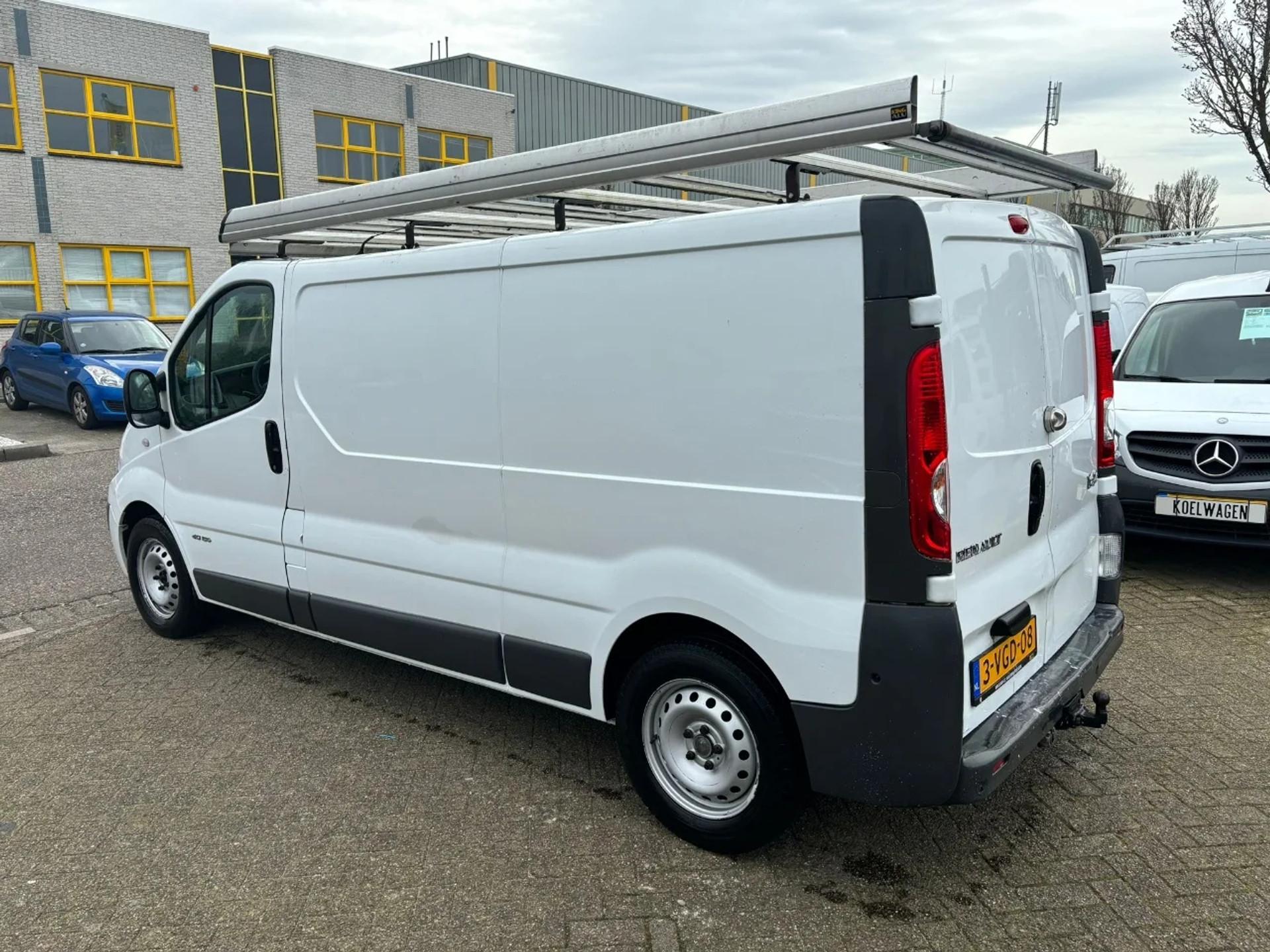 Foto 4 van Renault Trafic L2 airco navi 2.5 107kw