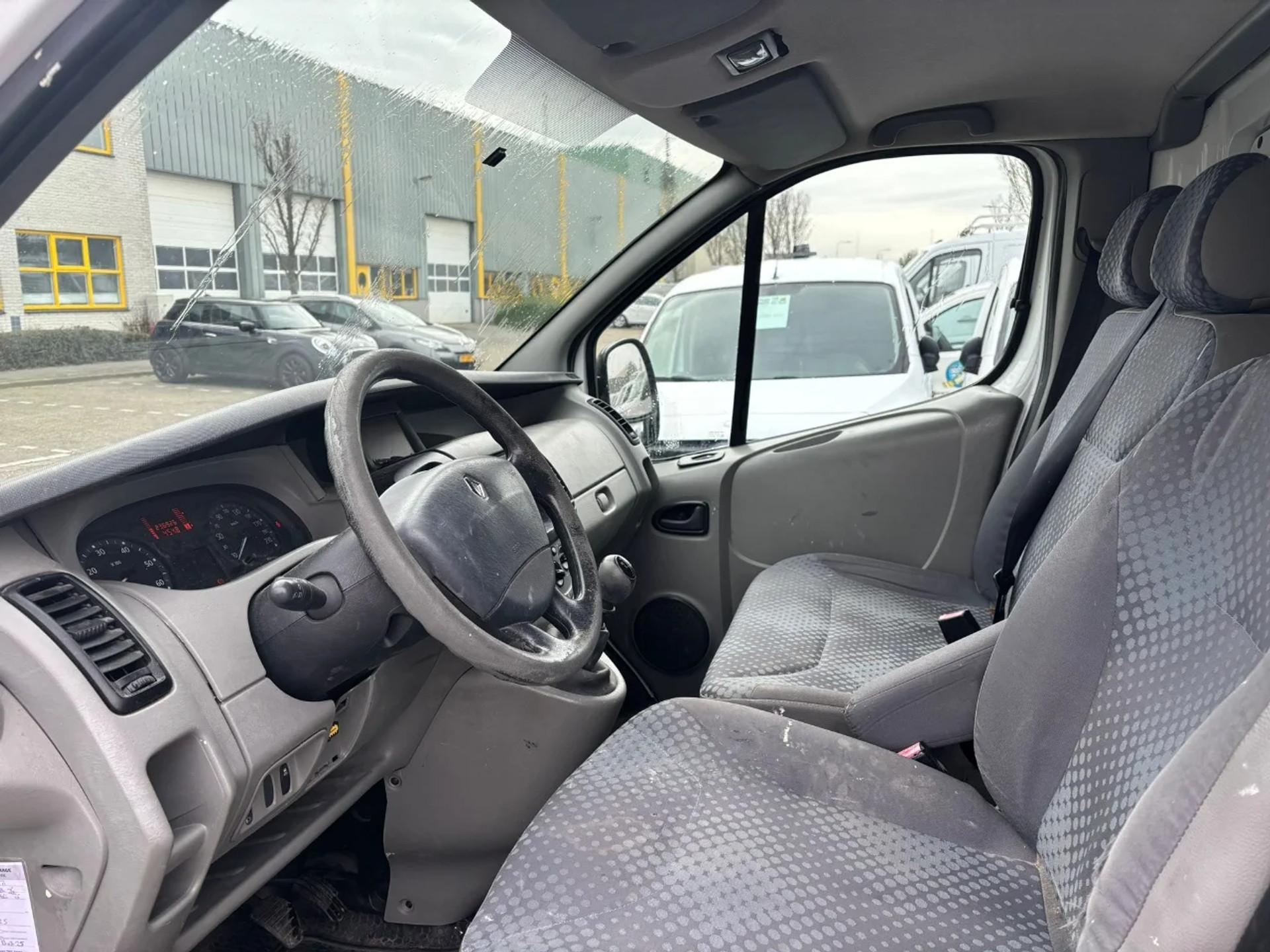 Foto 10 van Renault Trafic L2 airco navi 2.5 107kw