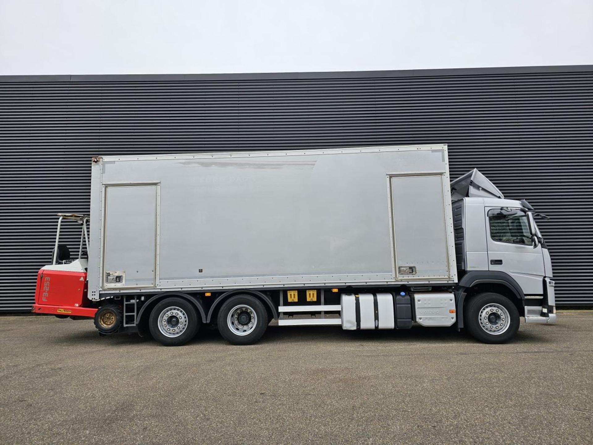 Foto 6 van Volvo FM 330 6x2*4 / TAIL LIFT / KOOIAAP / TRUCK MOUNTED FORKLIFT