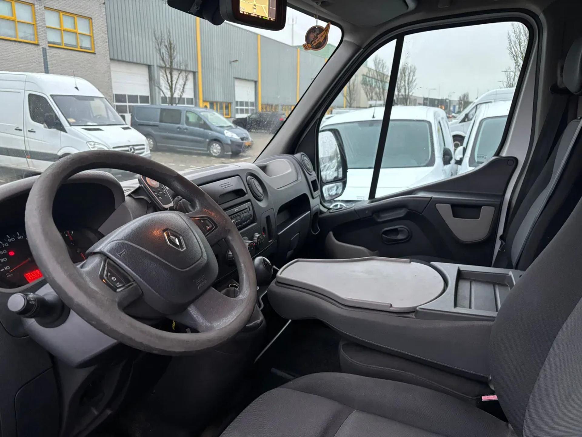 Foto 9 van Renault 2.3DCI L3H2 Koelwagen Airco Navi Cruisecontrol