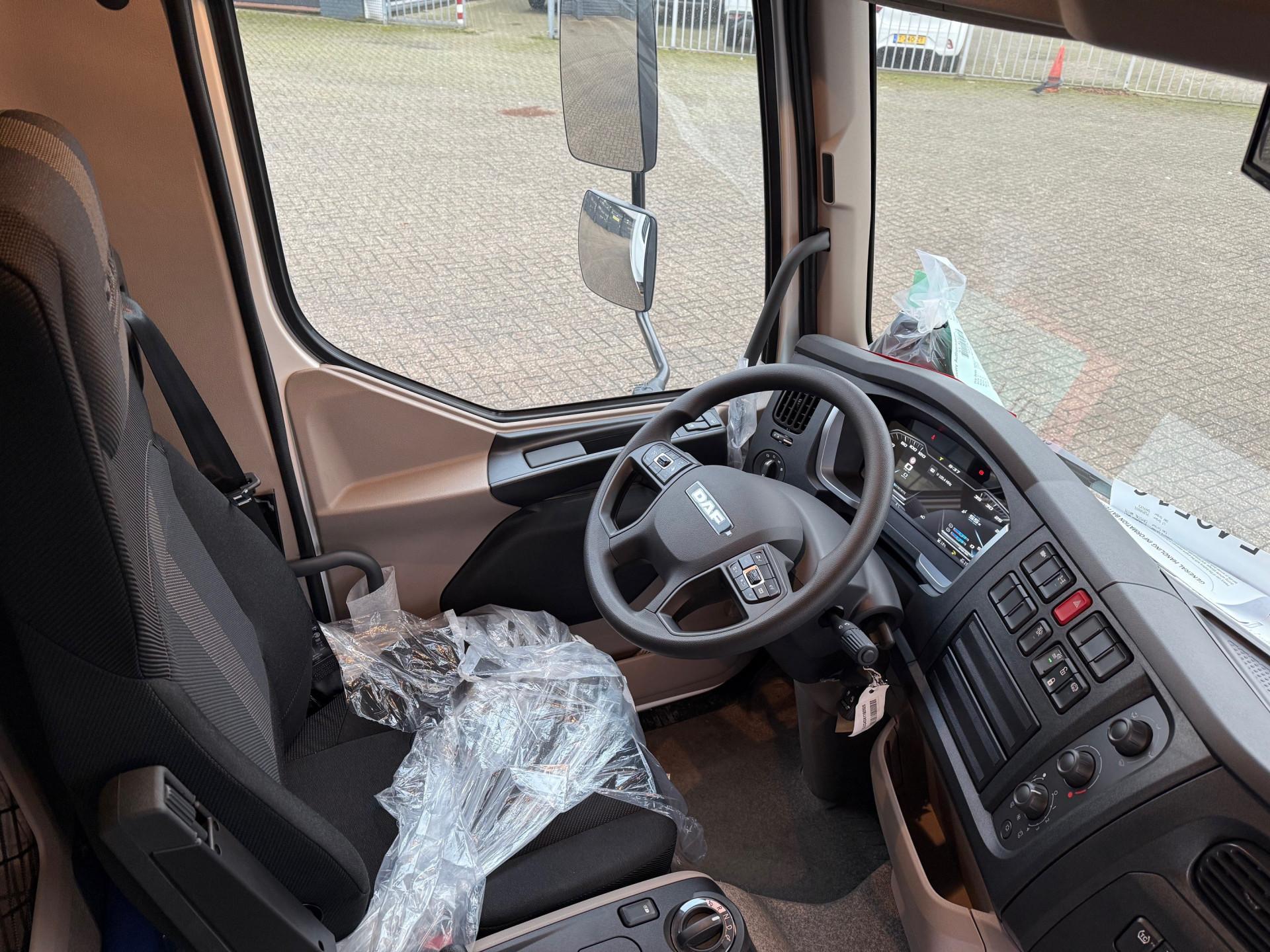 Foto 11 van DAF XB 210 FA ACC