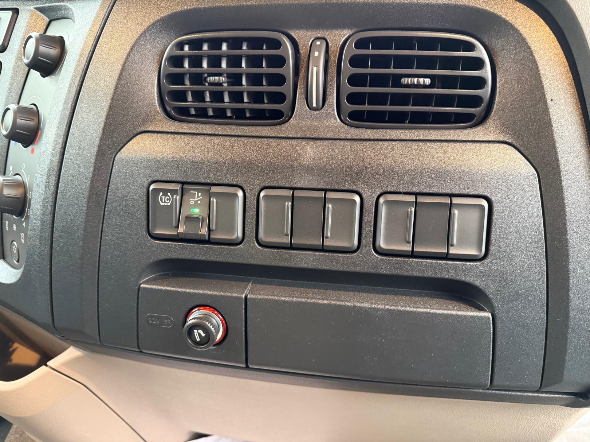 Foto 12 van DAF XB 210 FA ACC