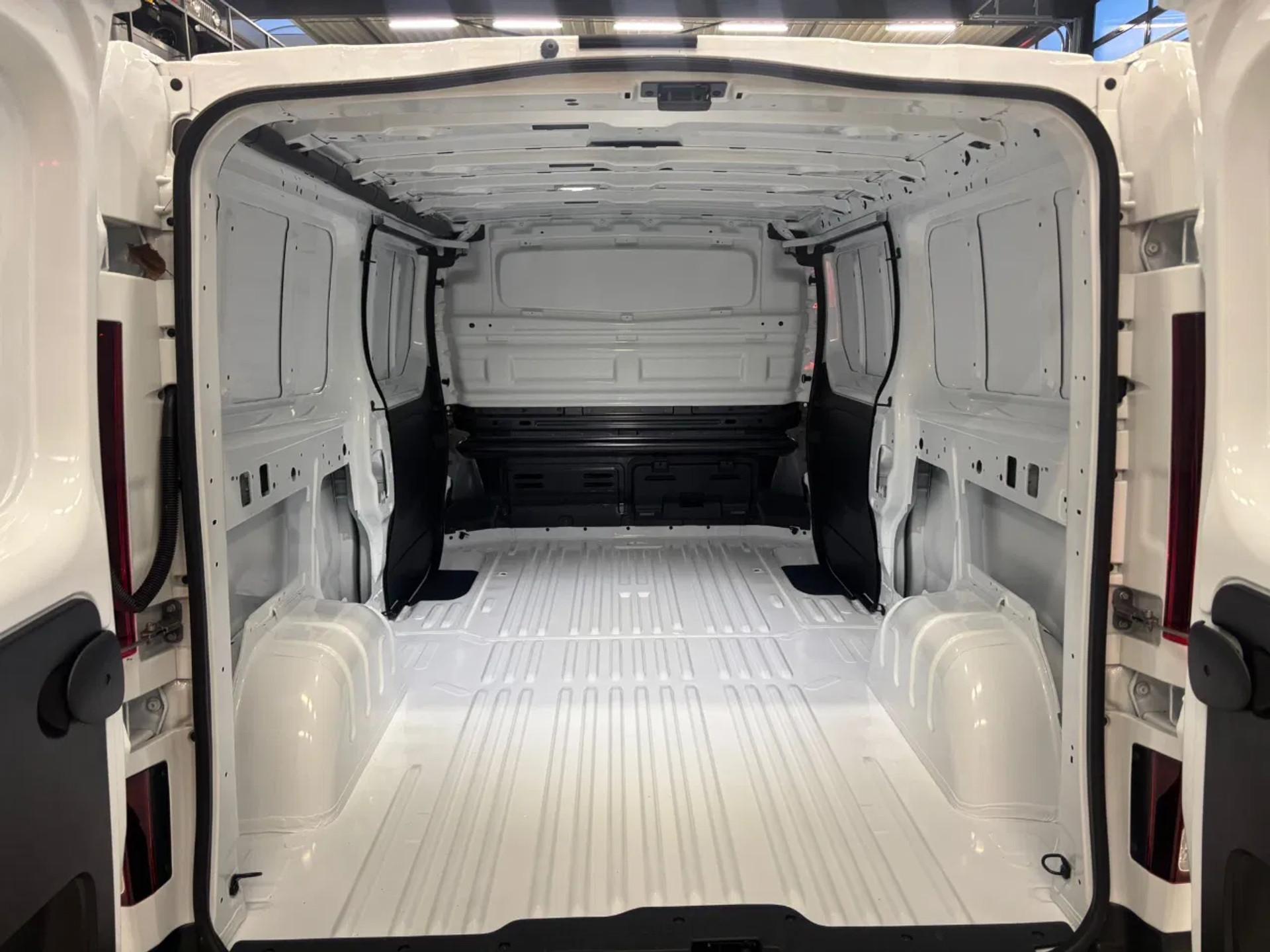 Foto 11 van Renault 2.0DCI L2H1 Automaat Dubbele Schuifdeuren Airco Navi Cruisecontrol NIEUW