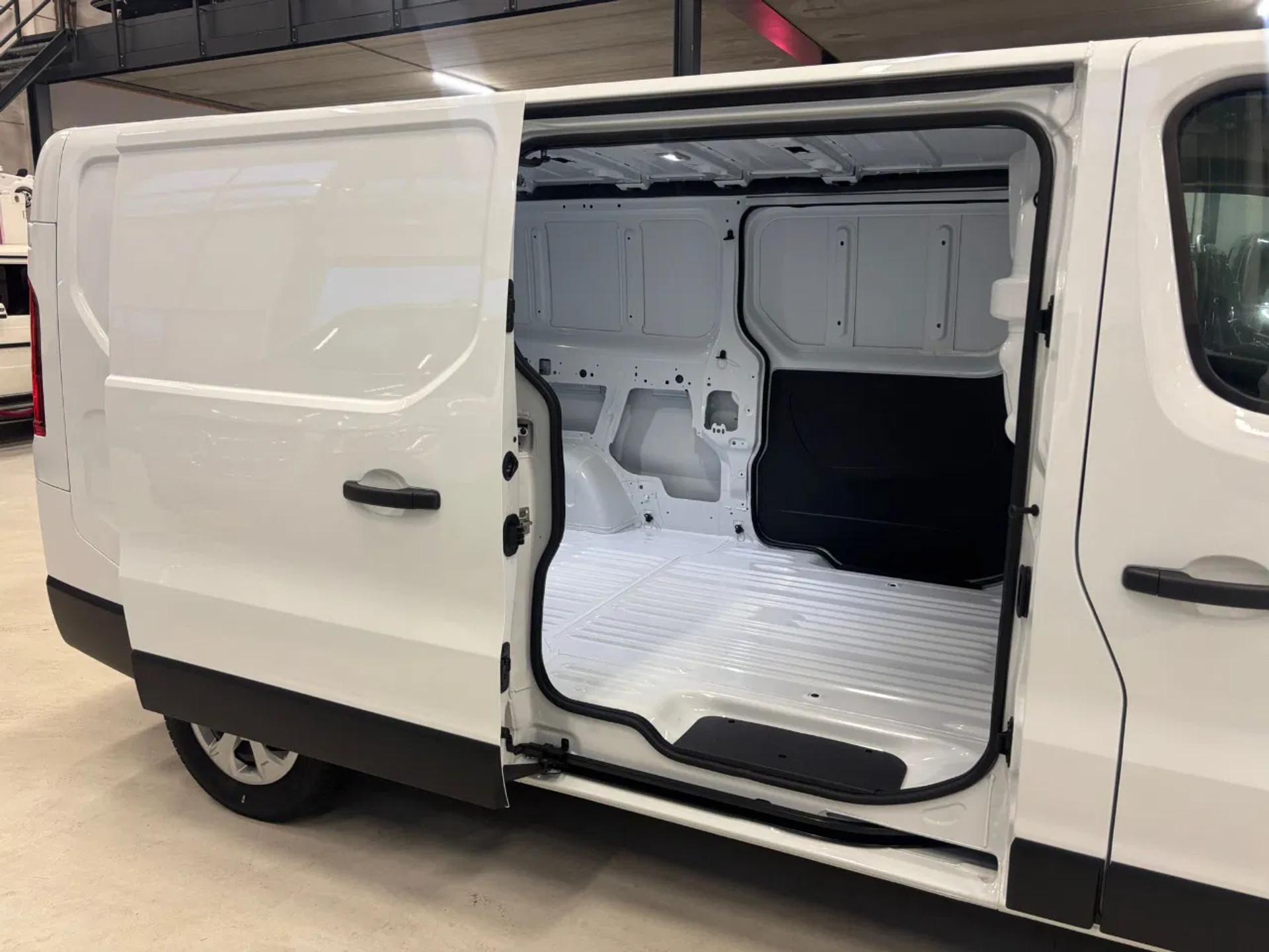 Foto 12 van Renault 2.0DCI L2H1 Automaat Dubbele Schuifdeuren Airco Navi Cruisecontrol NIEUW
