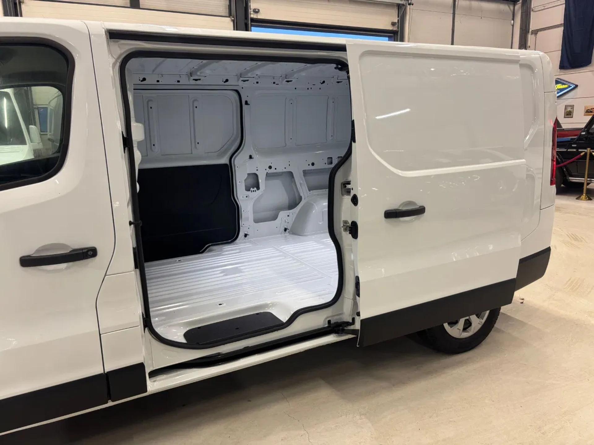 Foto 13 van Renault 2.0DCI L2H1 Automaat Dubbele Schuifdeuren Airco Navi Cruisecontrol NIEUW