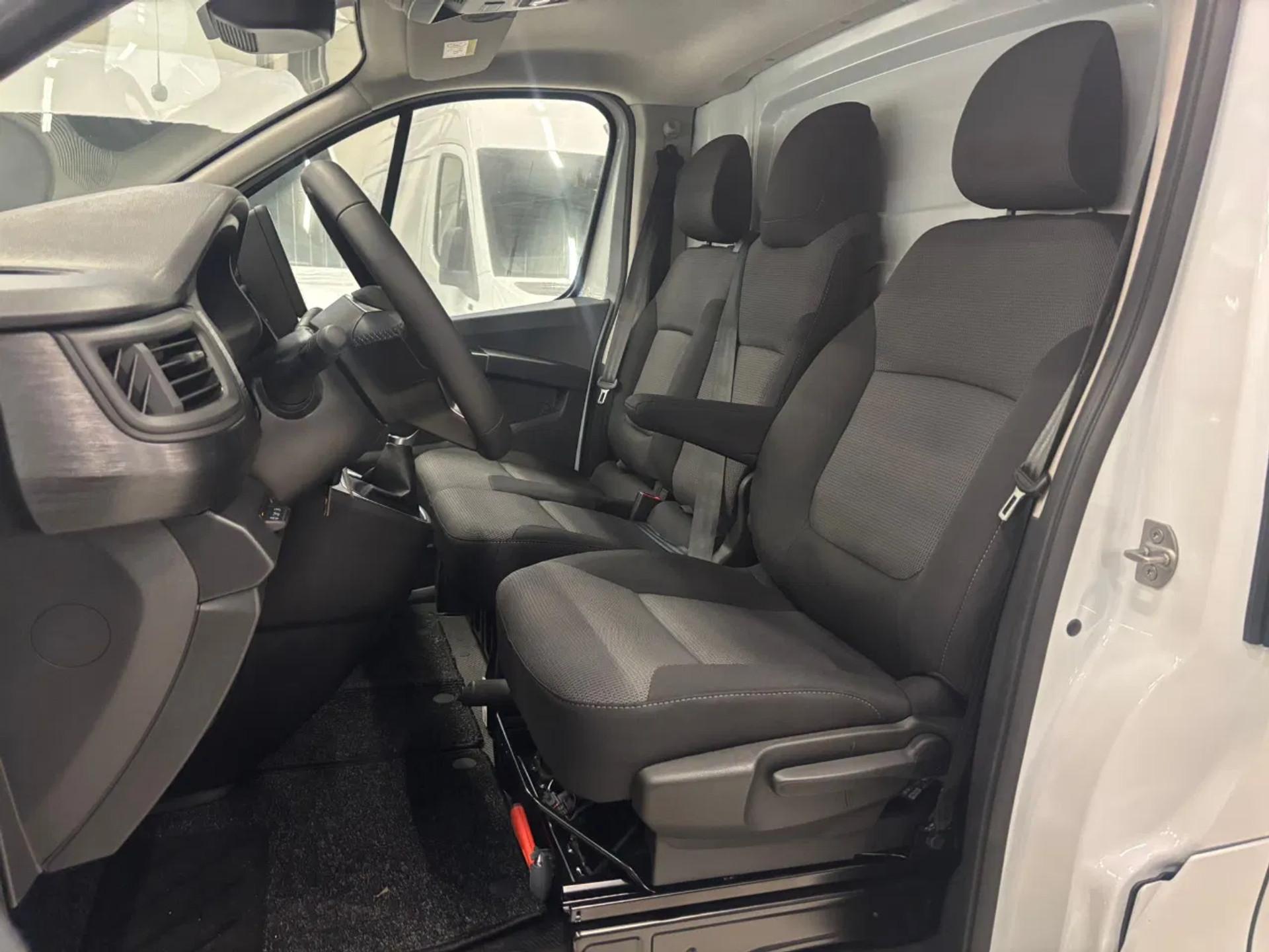 Foto 14 van Renault 2.0DCI L2H1 Automaat Dubbele Schuifdeuren Airco Navi Cruisecontrol NIEUW