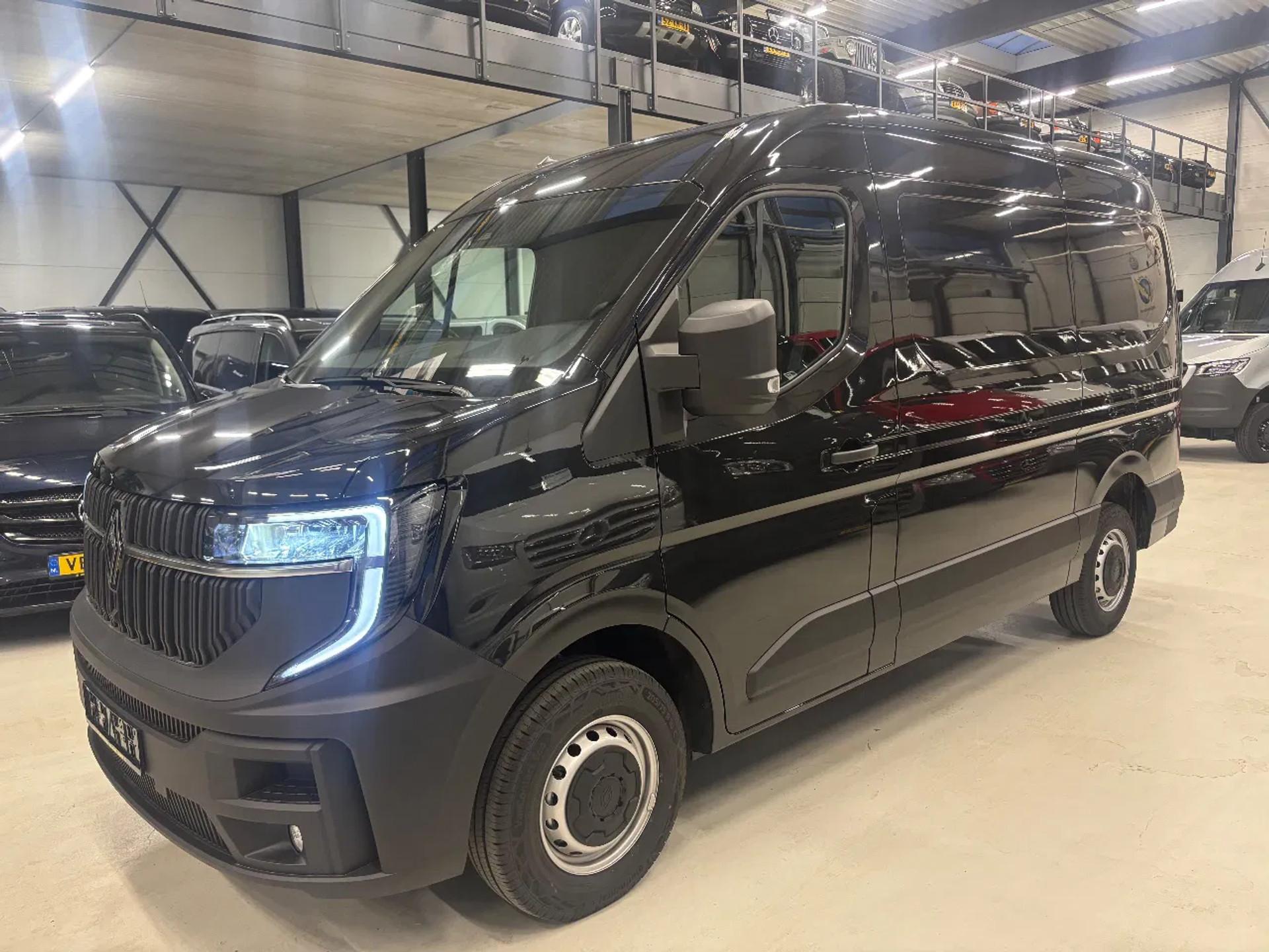 Foto 2 van Renault T35 2.0DCI 150PK L2H2 Airco Cruisecontrol Apple CarPlay NIEUW