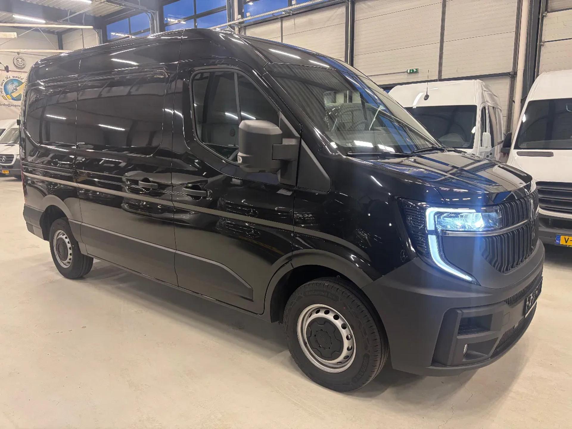 Foto 3 van Renault T35 2.0DCI 150PK L2H2 Airco Cruisecontrol Apple CarPlay NIEUW