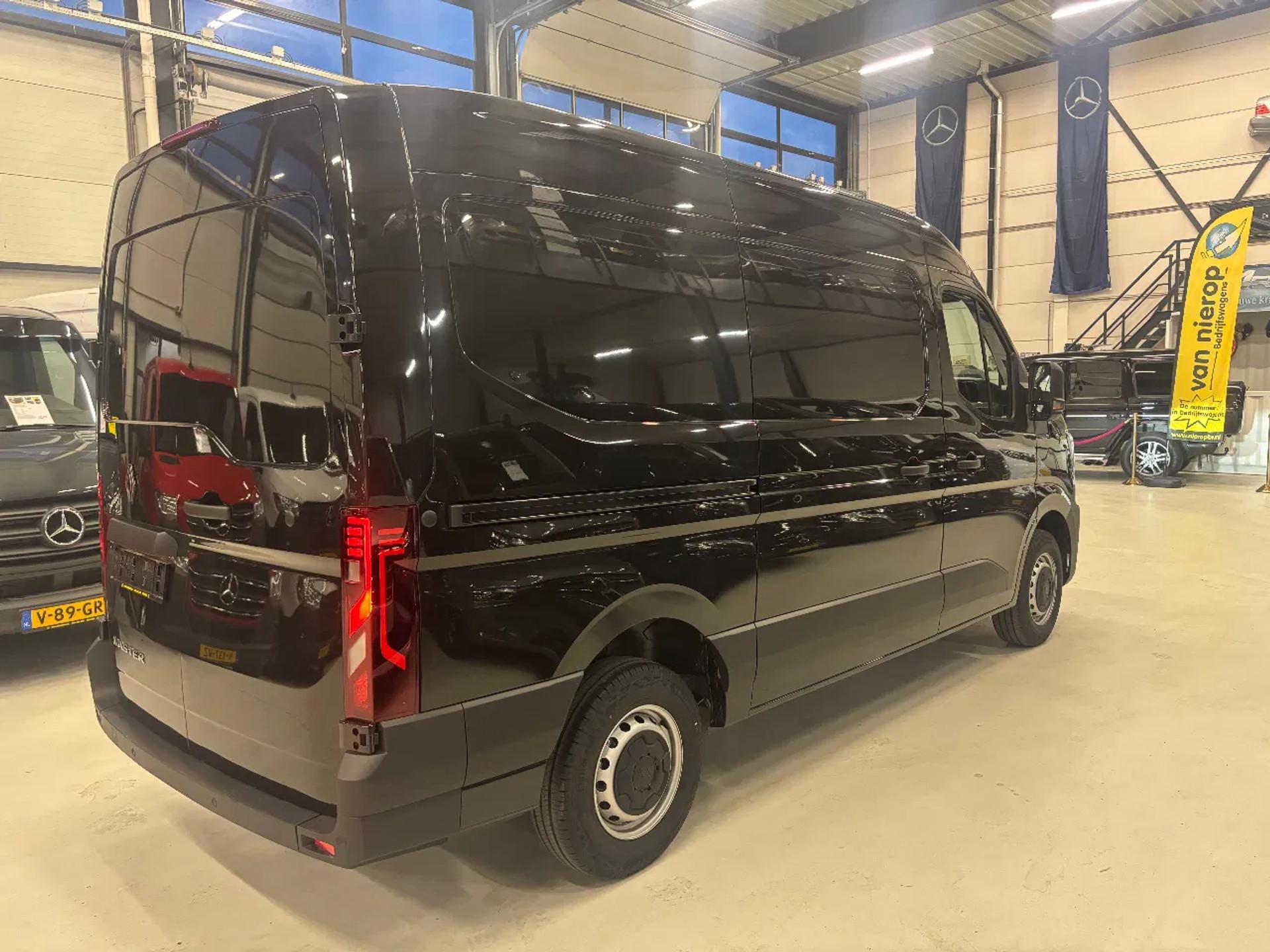 Foto 4 van Renault T35 2.0DCI 150PK L2H2 Airco Cruisecontrol Apple CarPlay NIEUW