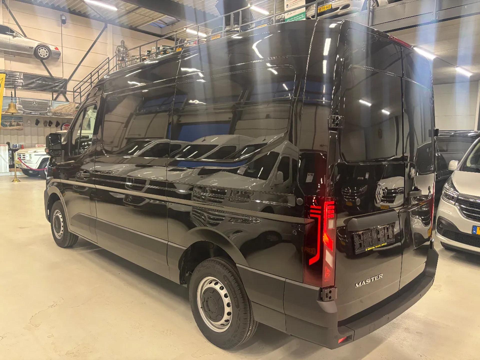 Foto 5 van Renault T35 2.0DCI 150PK L2H2 Airco Cruisecontrol Apple CarPlay NIEUW