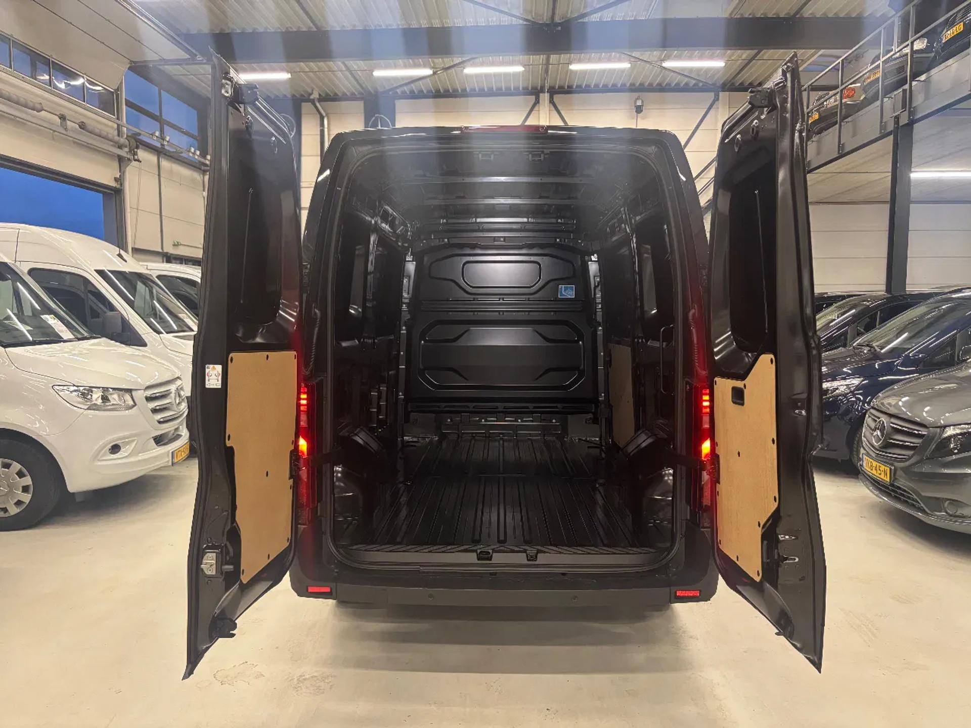 Foto 6 van Renault T35 2.0DCI 150PK L2H2 Airco Cruisecontrol Apple CarPlay NIEUW