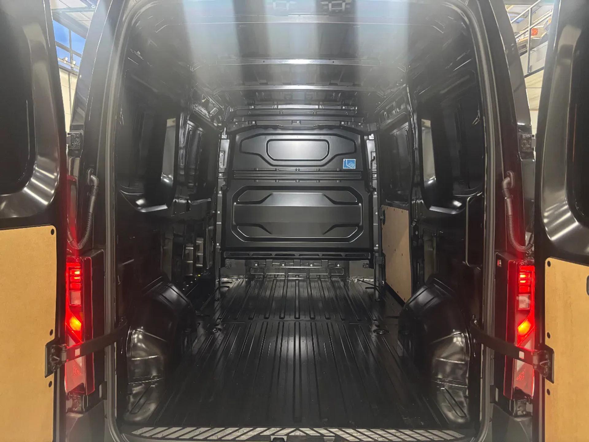 Foto 7 van Renault T35 2.0DCI 150PK L2H2 Airco Cruisecontrol Apple CarPlay NIEUW