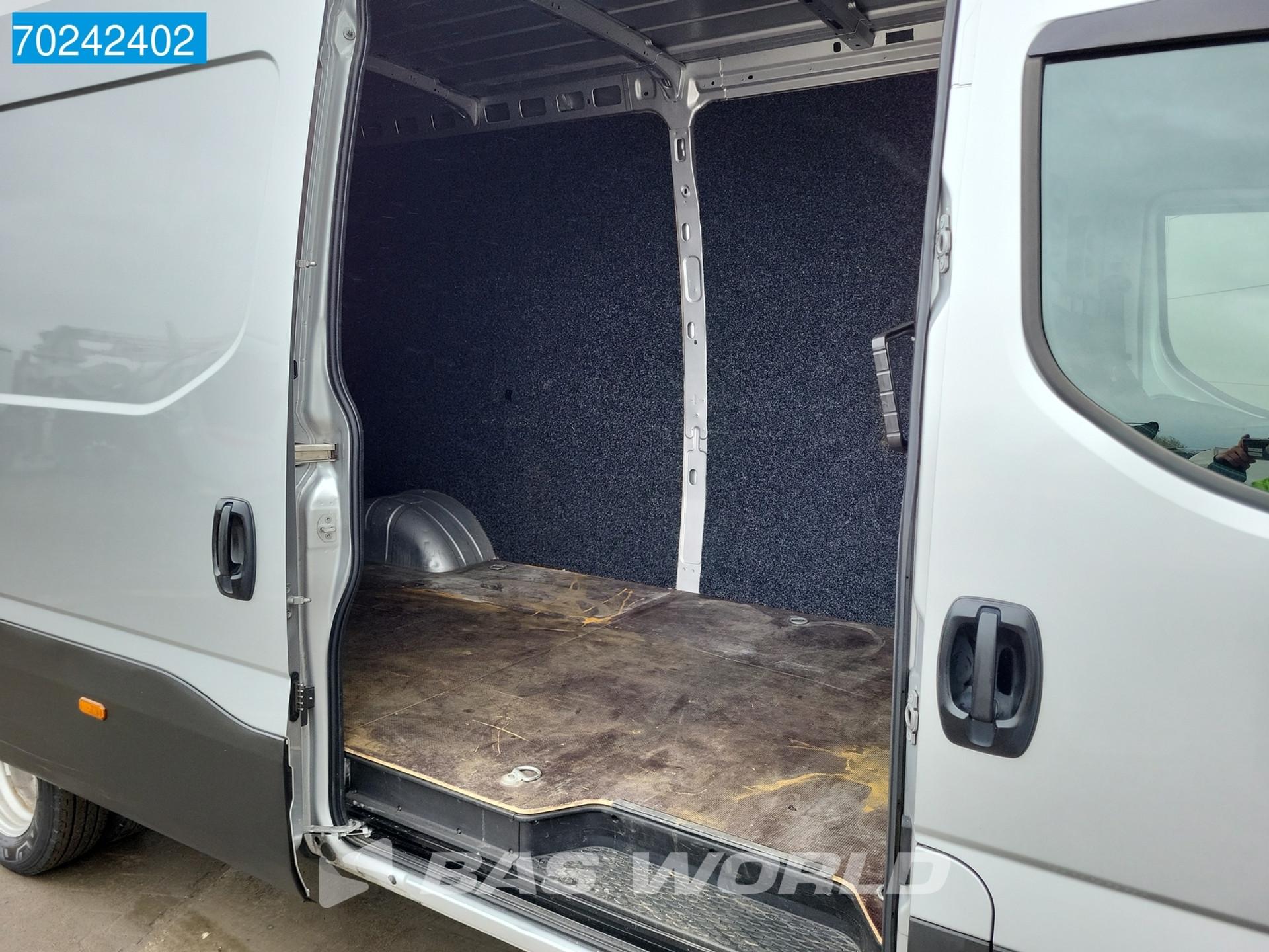 Foto 15 van Iveco Daily 35C21 210PK Automaat L3H2 Navi Camera Airco Cruise 16m3 Airco Trekhaak Cruise control