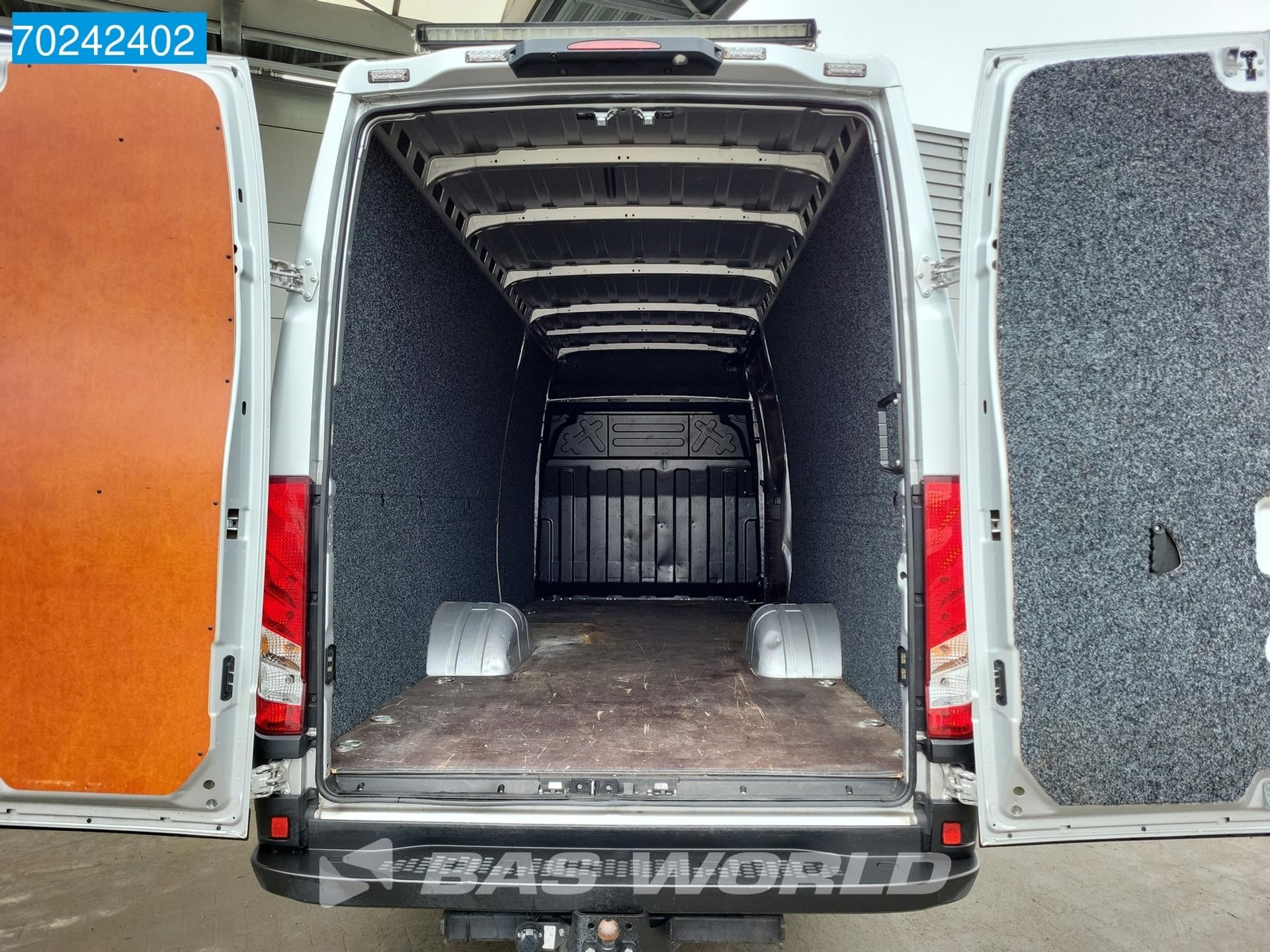 Foto 5 van Iveco Daily 35C21 210PK Automaat L3H2 Navi Camera Airco Cruise 16m3 Airco Trekhaak Cruise control