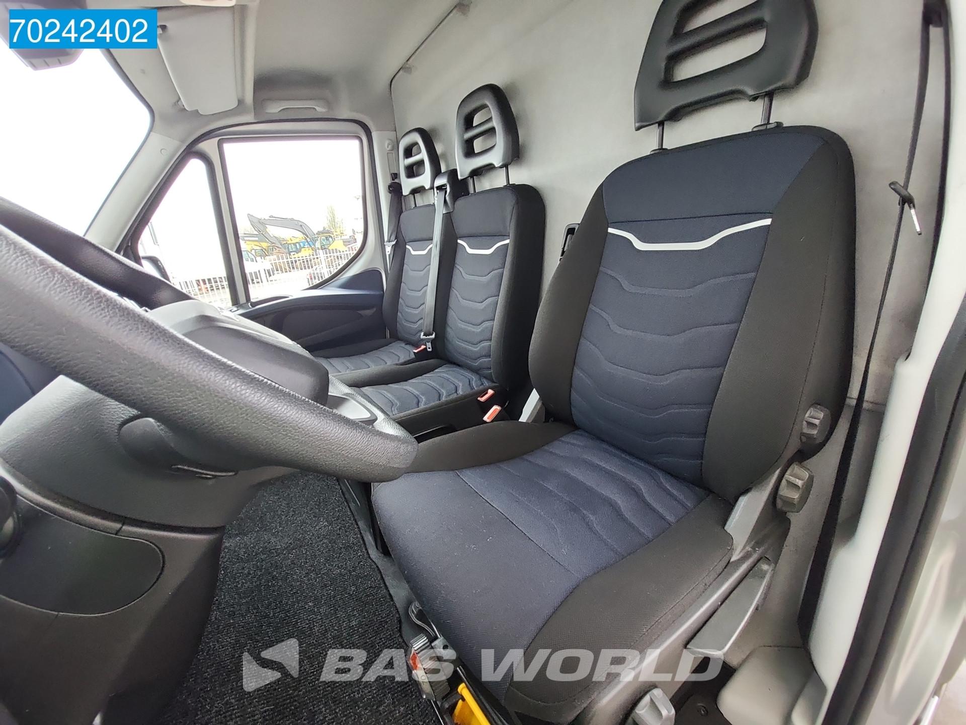 Foto 9 van Iveco Daily 35C21 210PK Automaat L3H2 Navi Camera Airco Cruise 16m3 Airco Trekhaak Cruise control