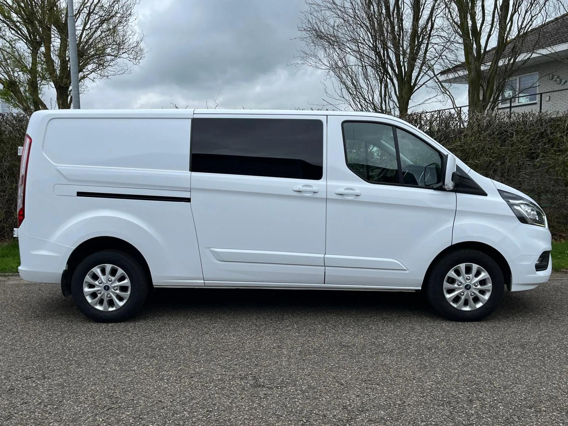 Foto 19 van Ford Transit Custom 2.0 TDCI 130 L2H1 Limited Dubbele cabine