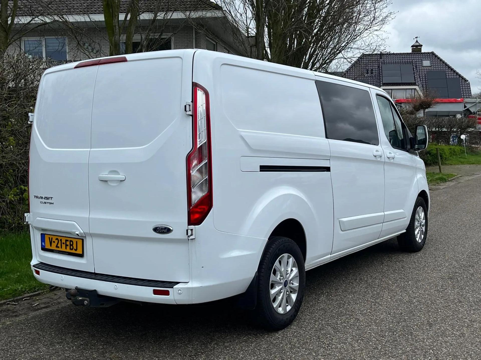 Foto 2 van Ford Transit Custom 2.0 TDCI 130 L2H1 Limited Dubbele cabine