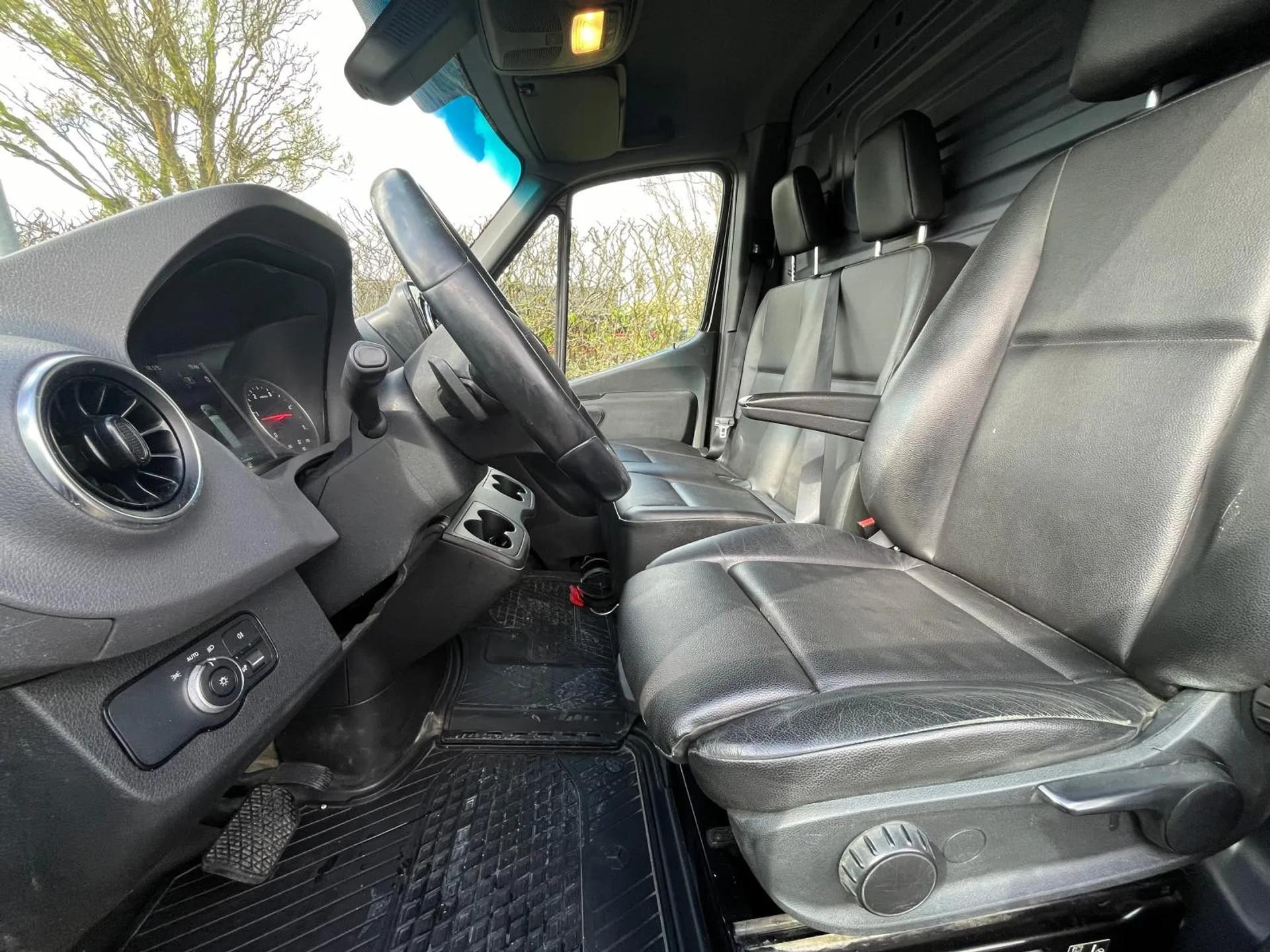 Foto 5 van Mercedes-Benz Sprinter 319 3.0 L2H2 | Mbux| Trekhaak 3.5T